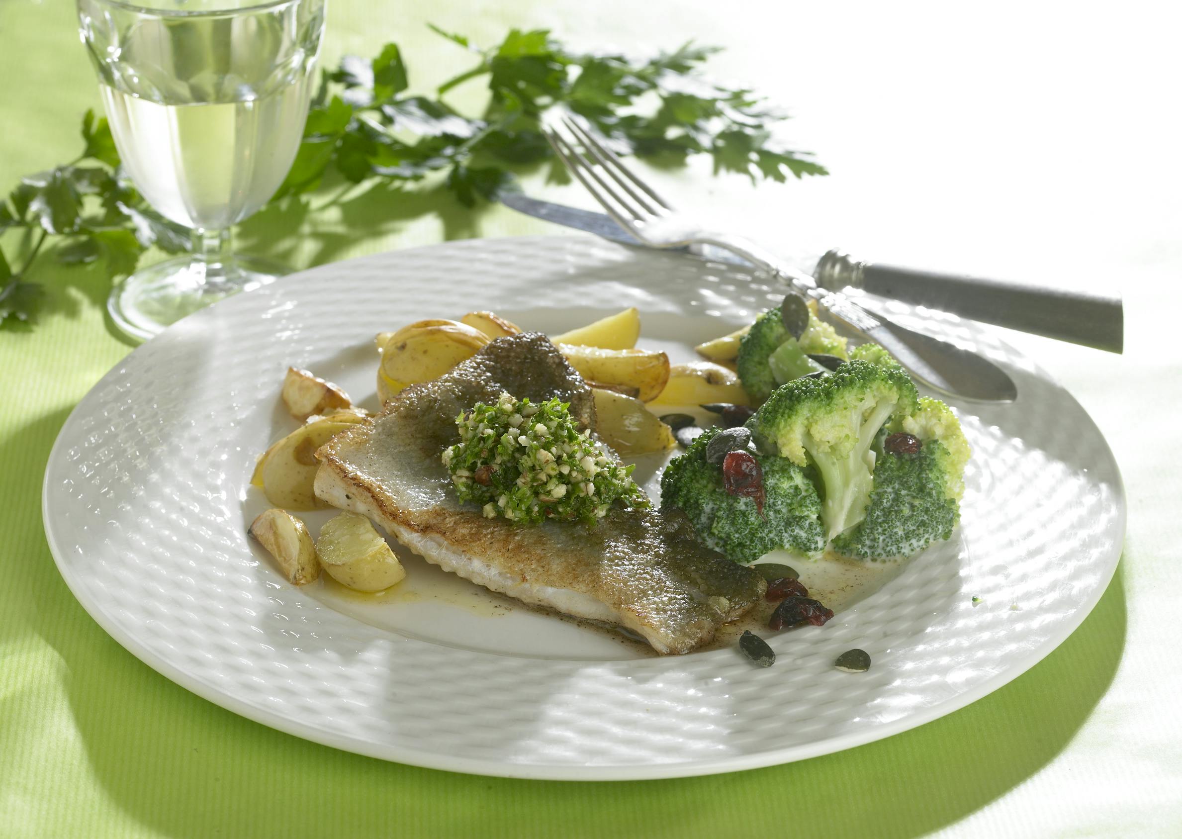 Stegt torsk med persillepesto og broccolisalat