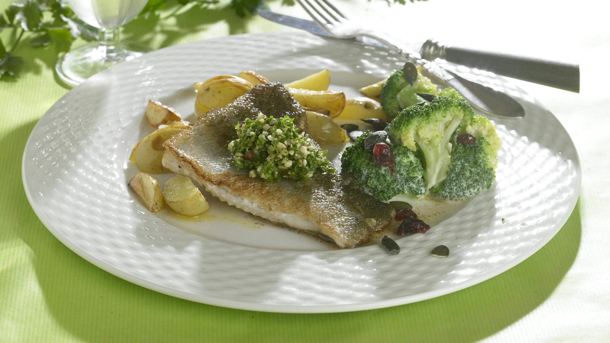 Stegt torsk med persillepesto og broccolisalat