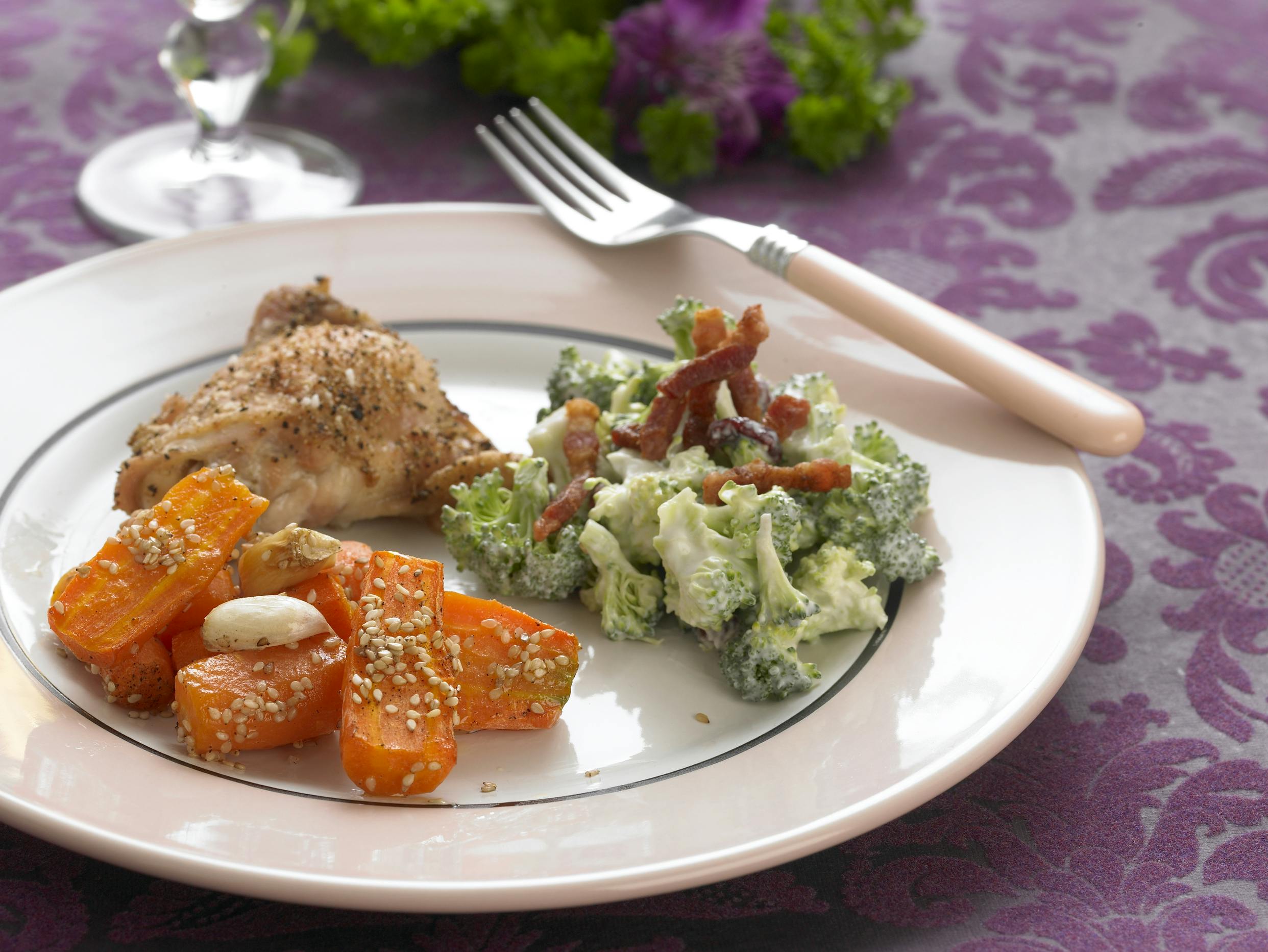 Stegt kylling med bagte gulerødder og broccolisalat