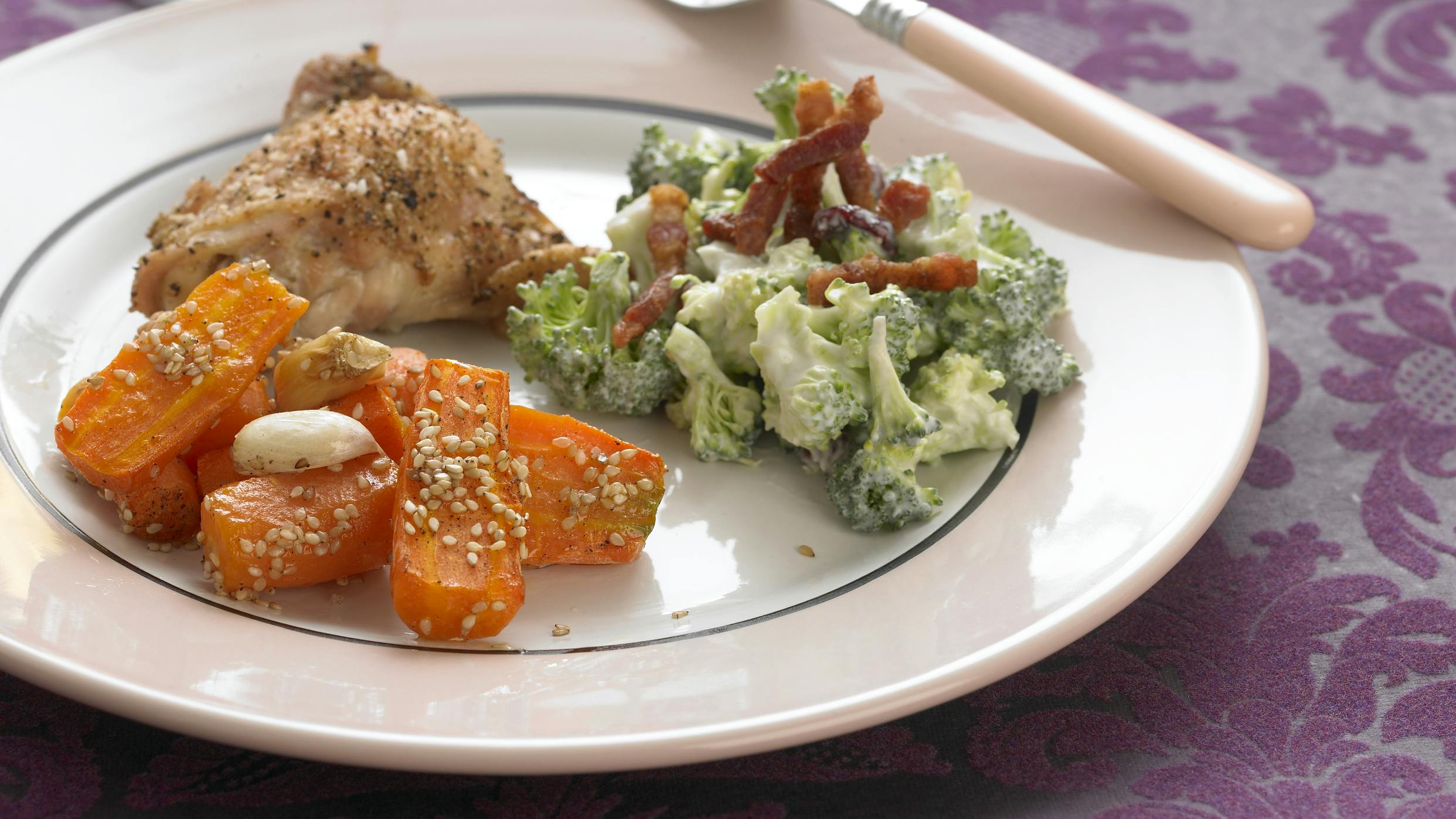 Stegt kylling med bagte gulerødder og broccolisalat