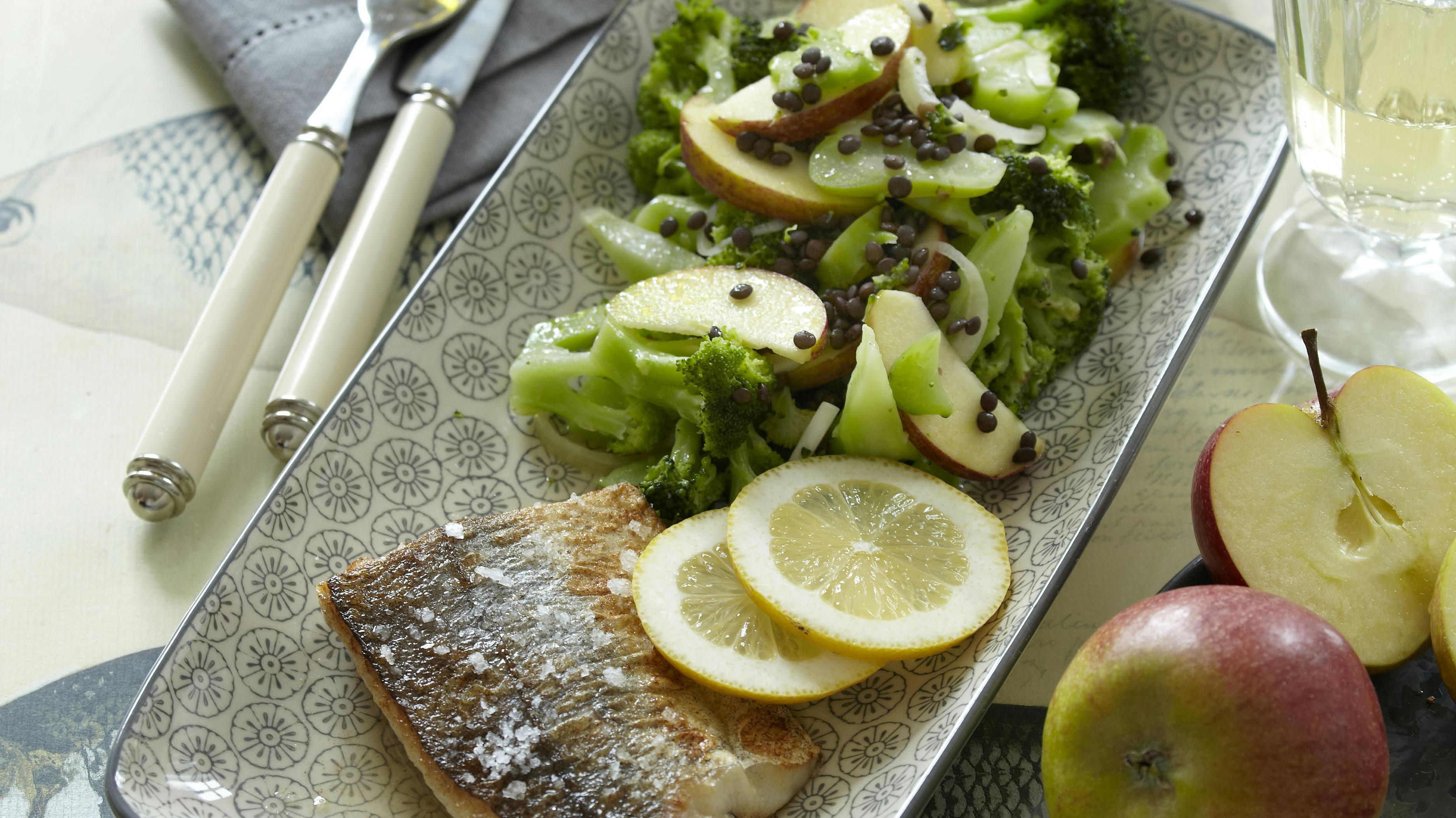 Skindstegt kulmule med frisk broccolisalat med linser og æbler