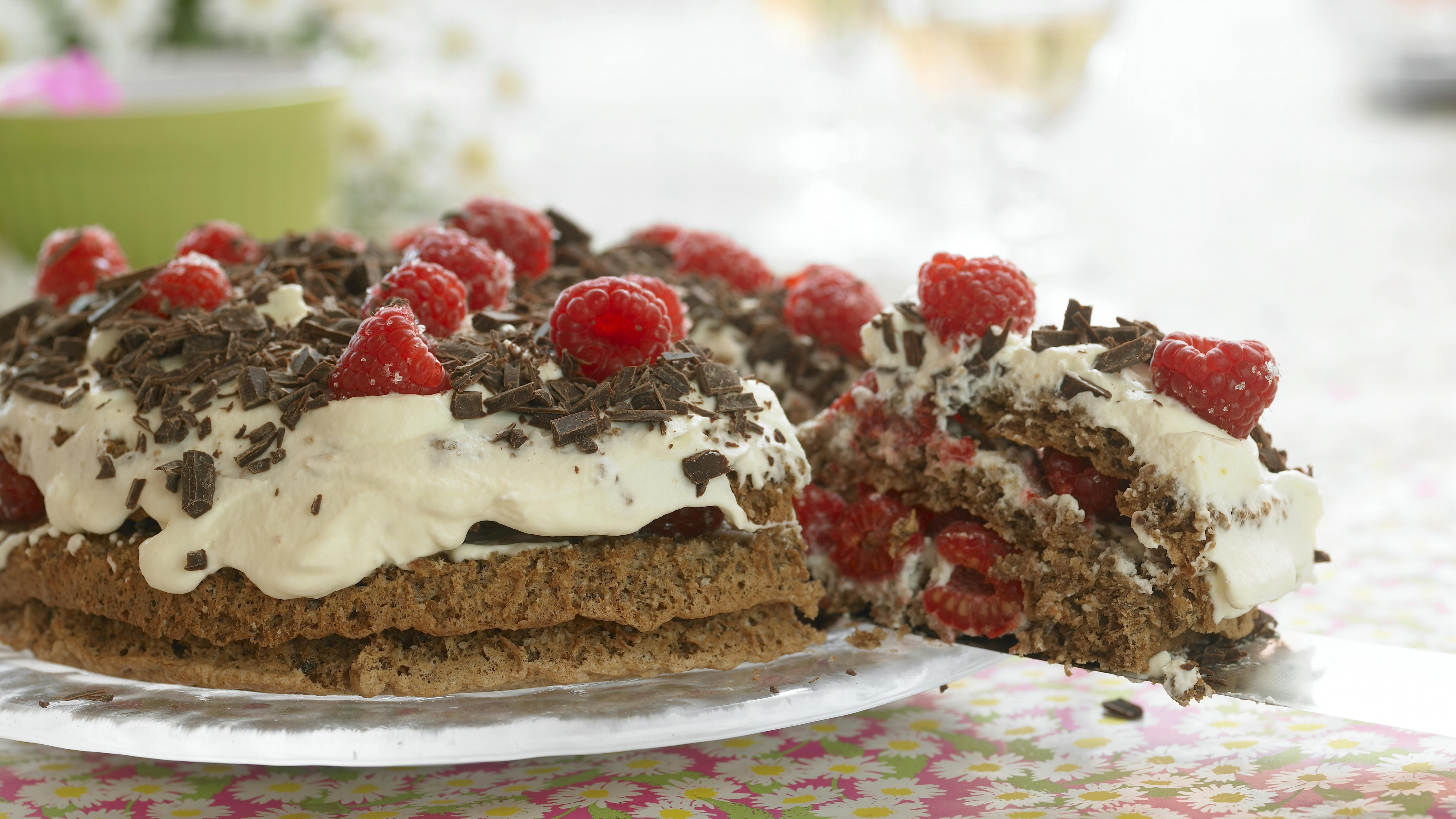 Dejlig rugbrødslagkage med friske bær og flødeskum