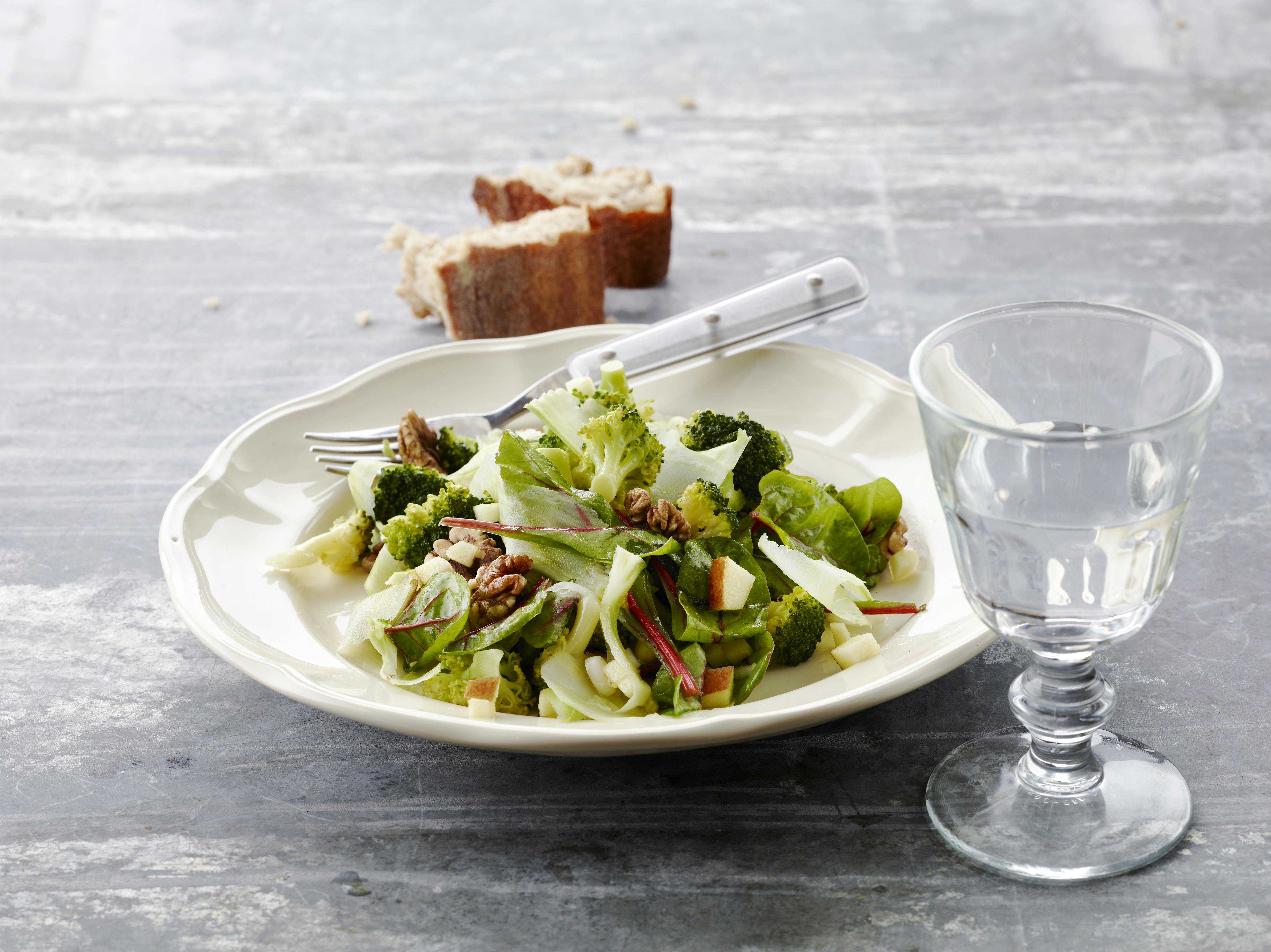 Sprød broccolisalat med valnødder og æble