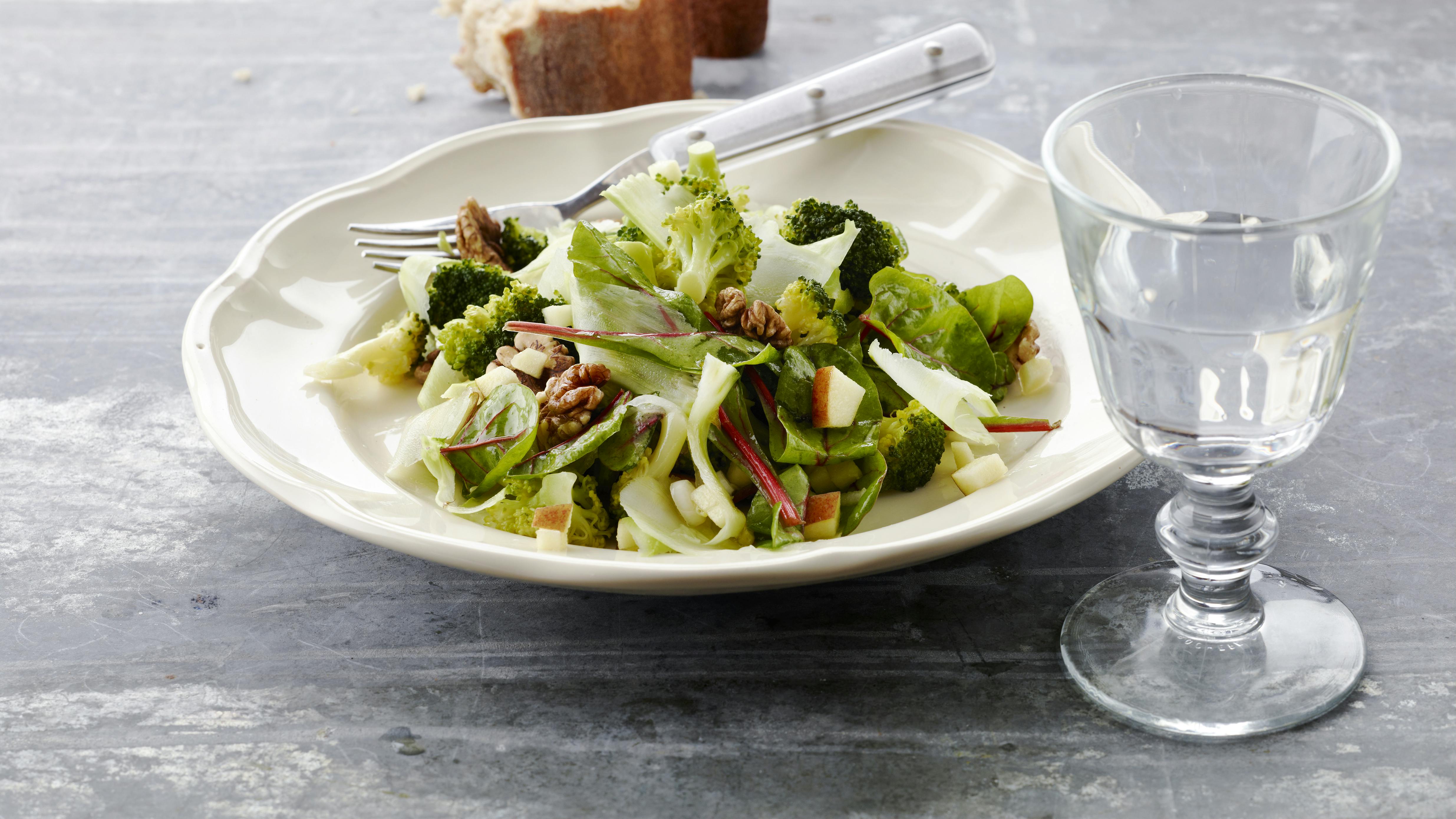 Sprød broccolisalat med valnødder og æble