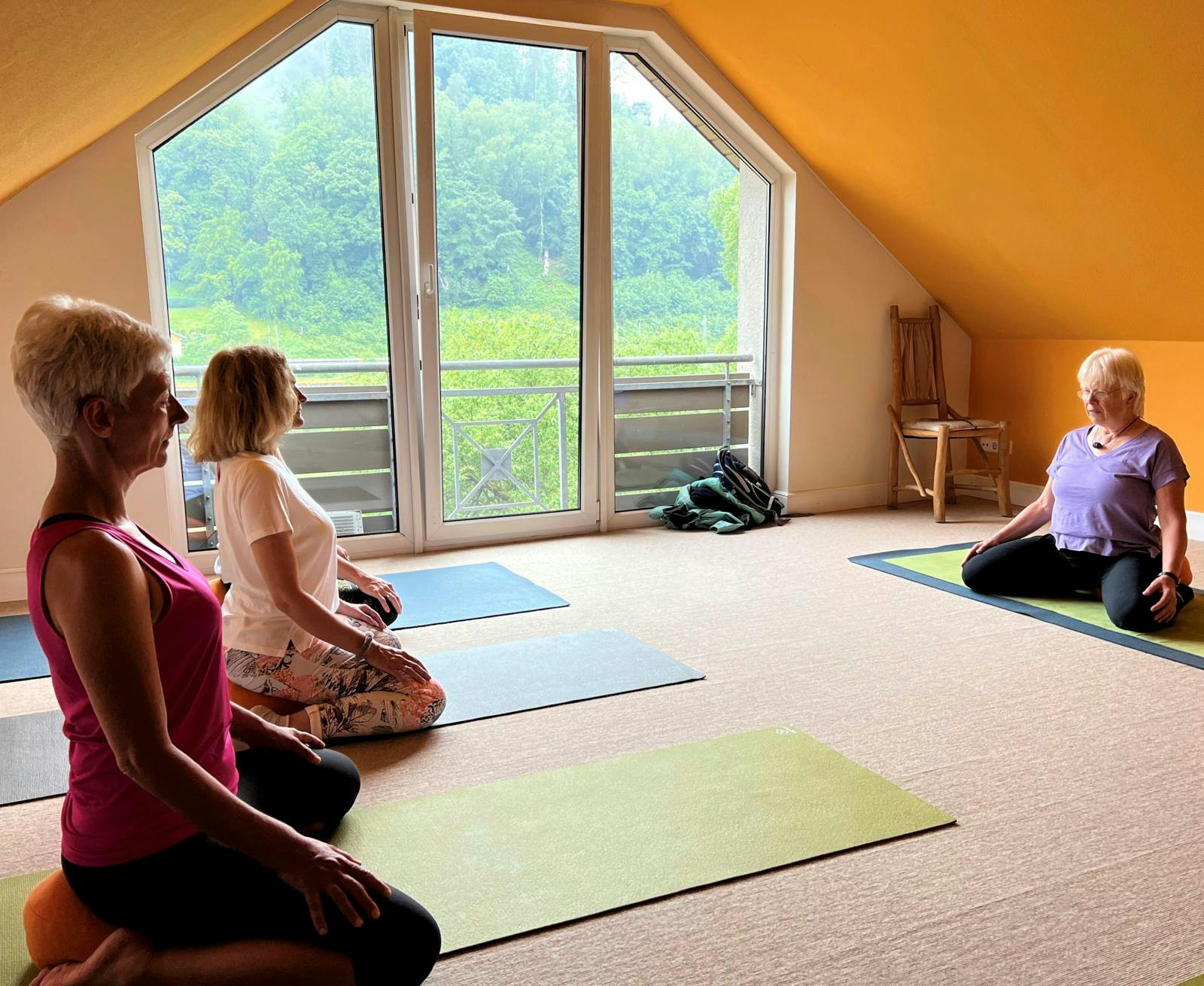 Kvinder, der dyrker yoga.