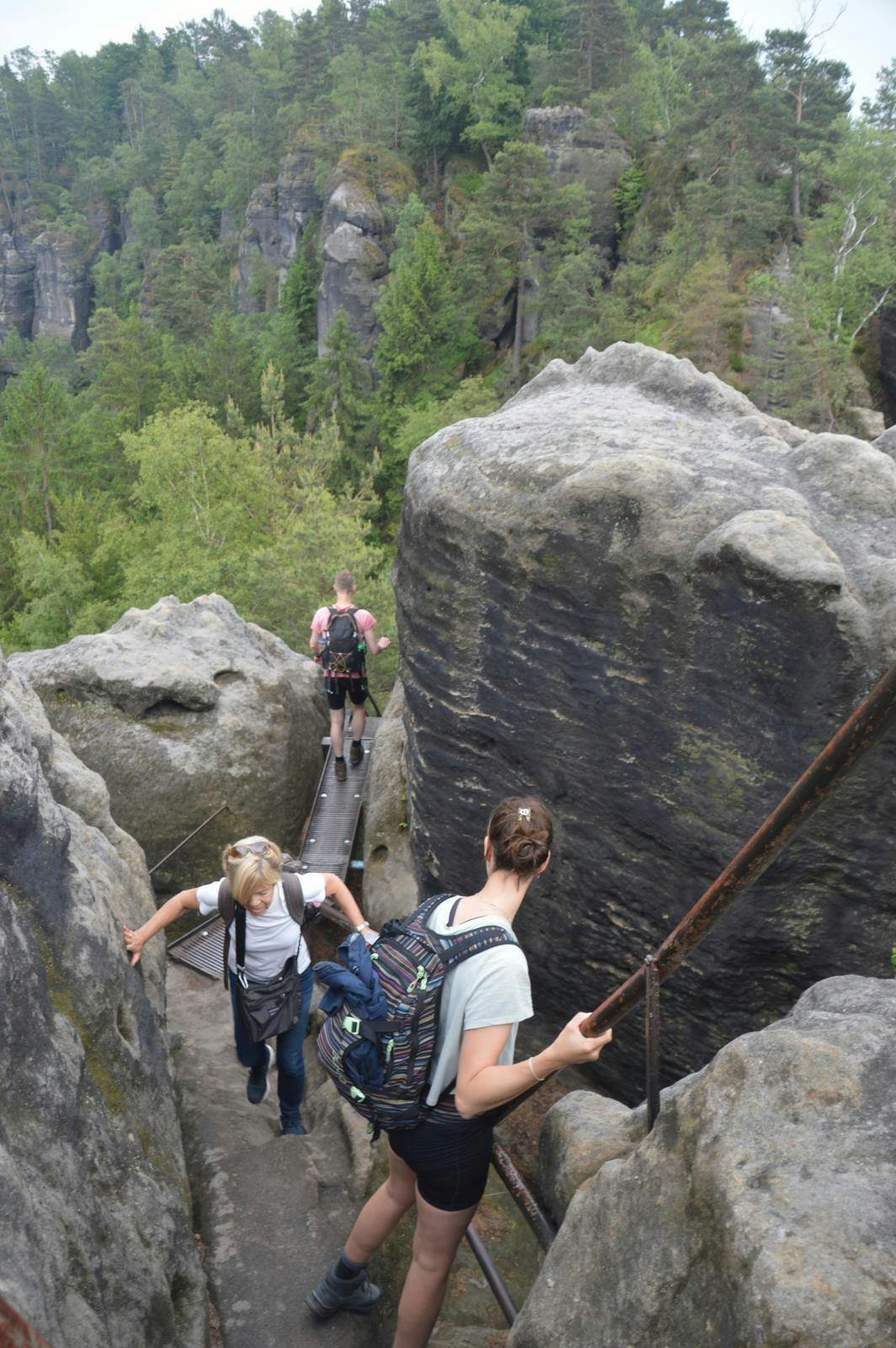 Mennesker, der vandrer i bjerge.