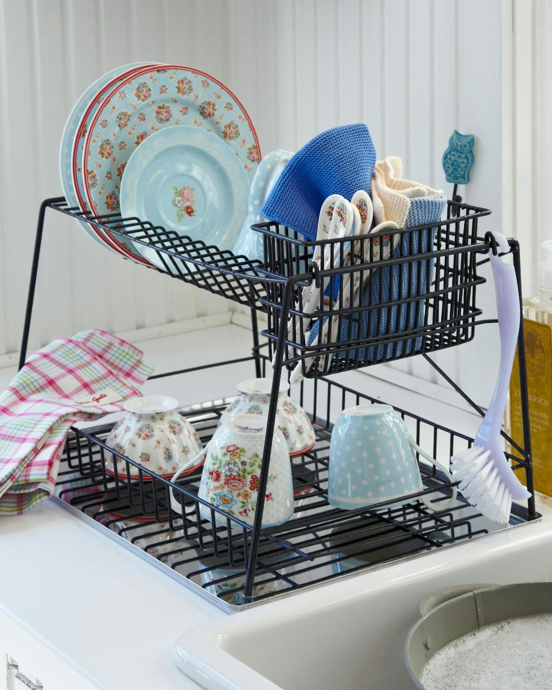 Opvask på stativ i køkken