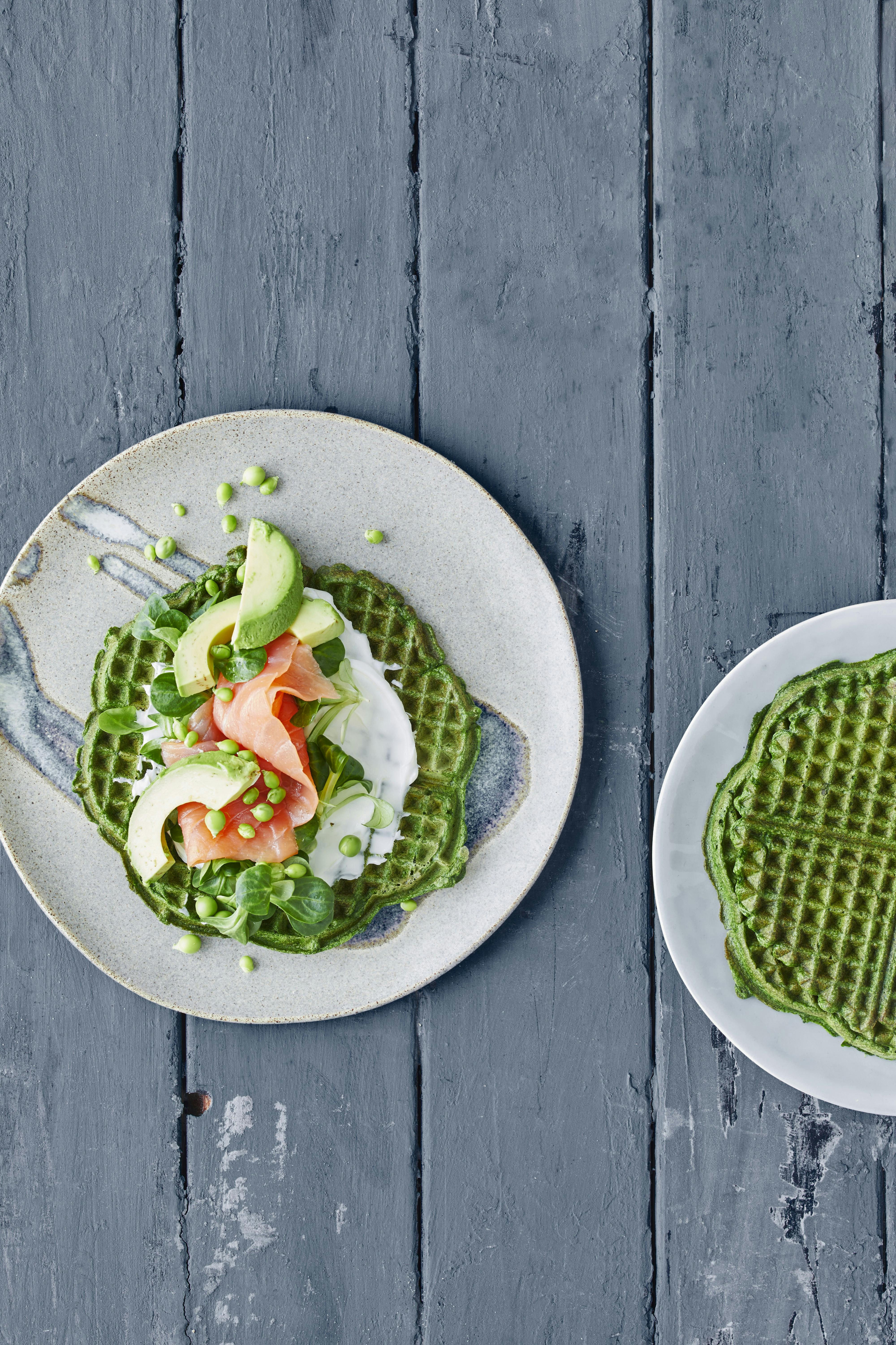 Spinatvafler med laks, avocado og flødeost