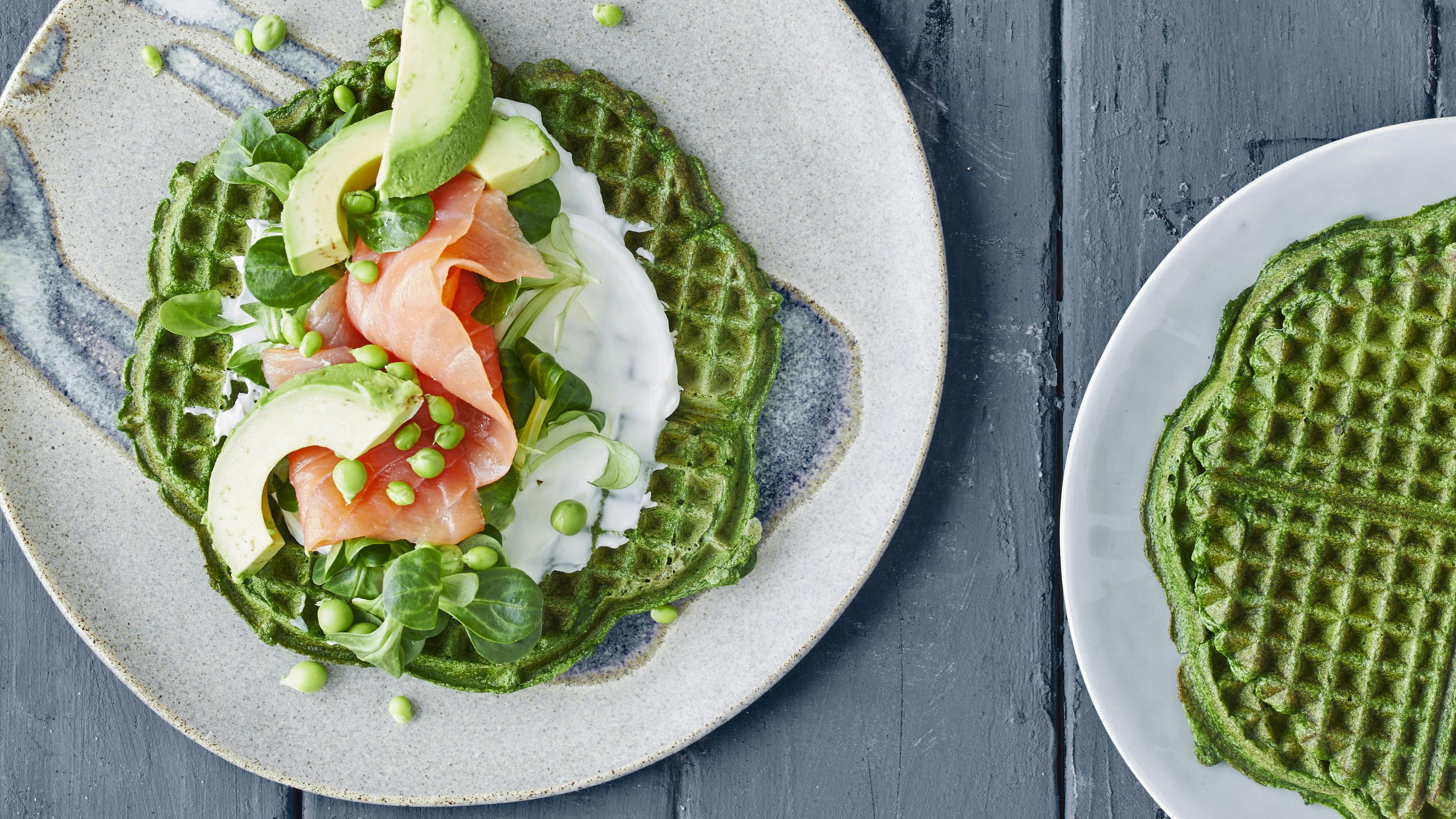 Spinatvafler med laks, avocado og flødeost