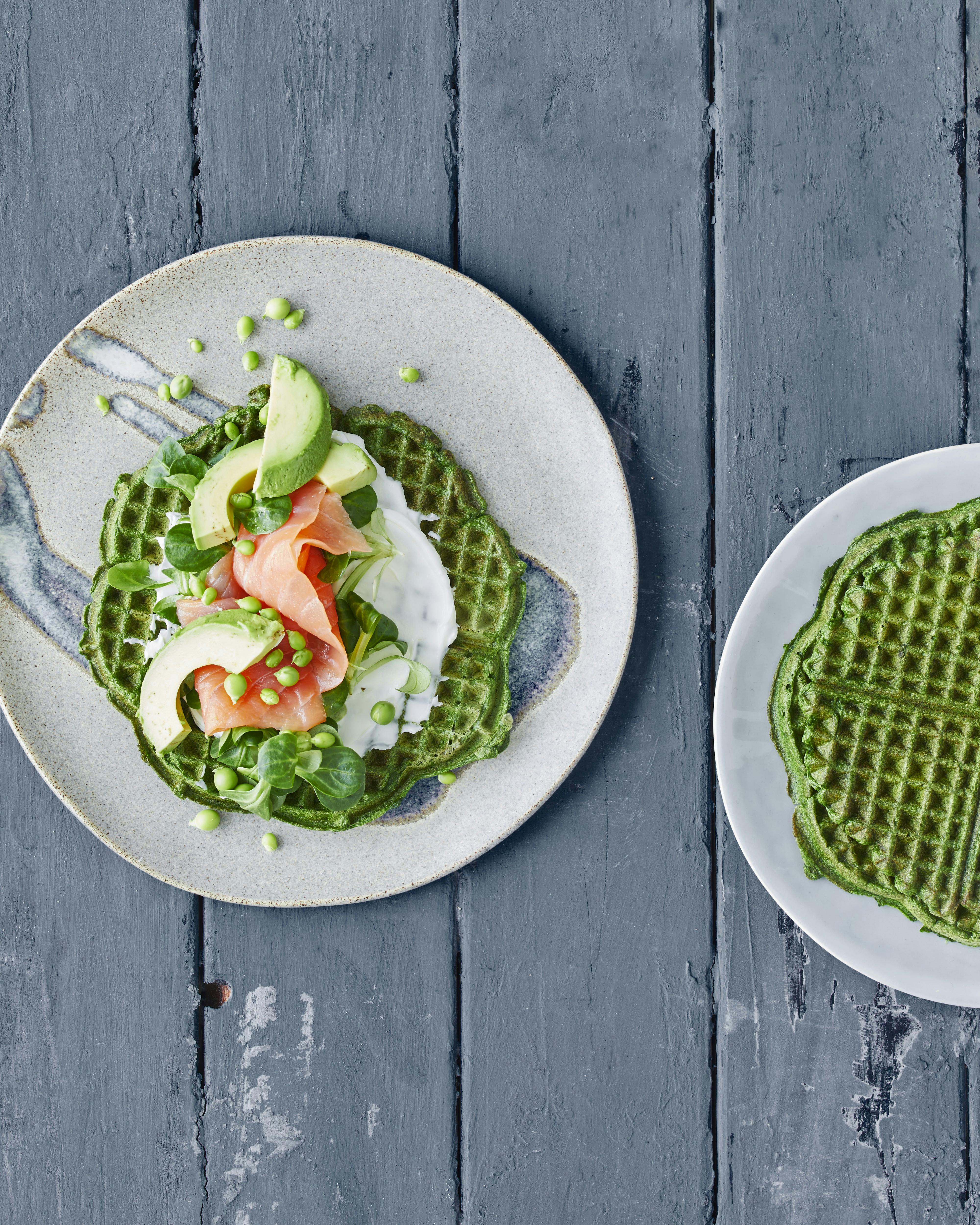 Spinatvafler med laks, avocado og flødeost
