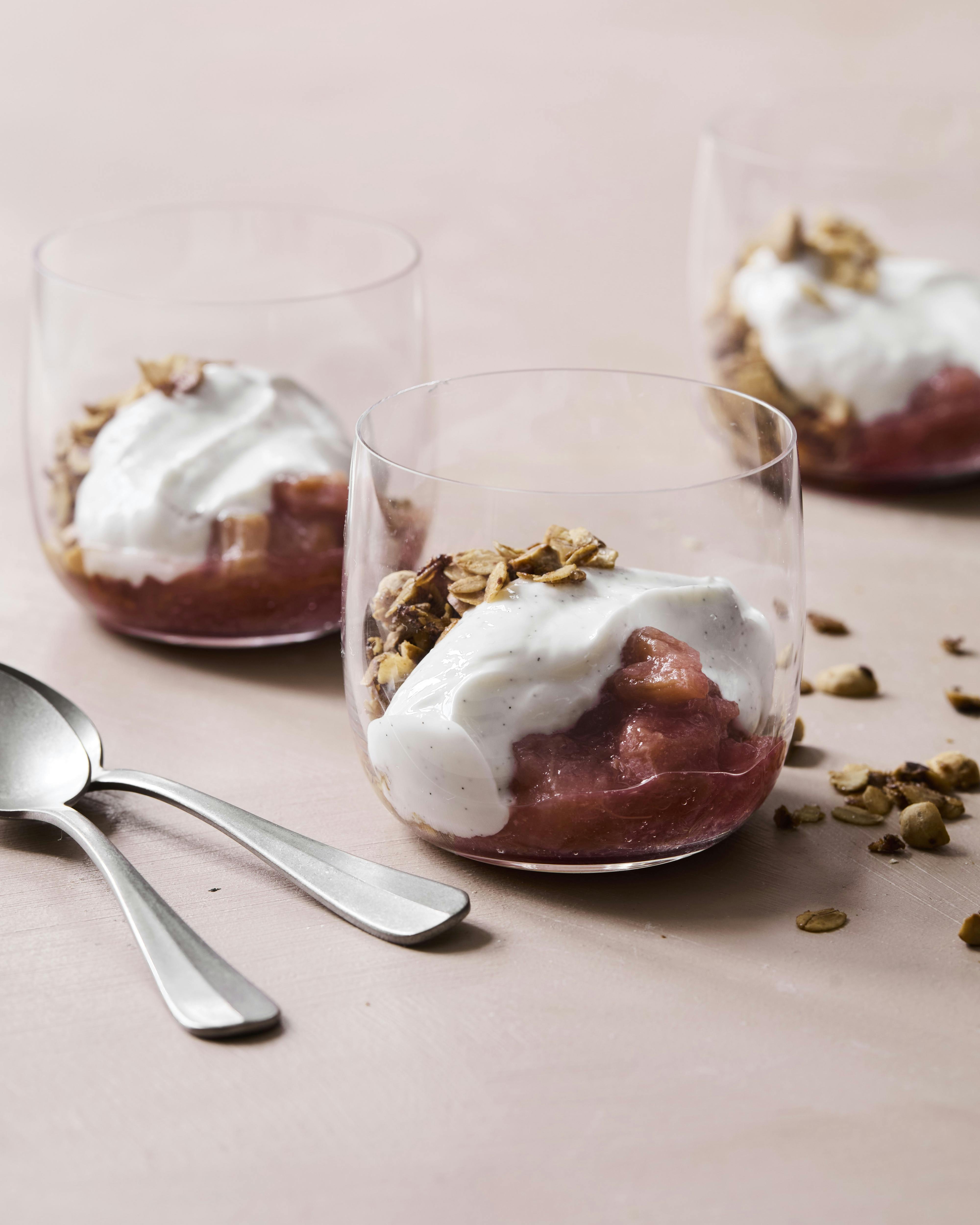 Rabarbertrifli med vaniljeskyr