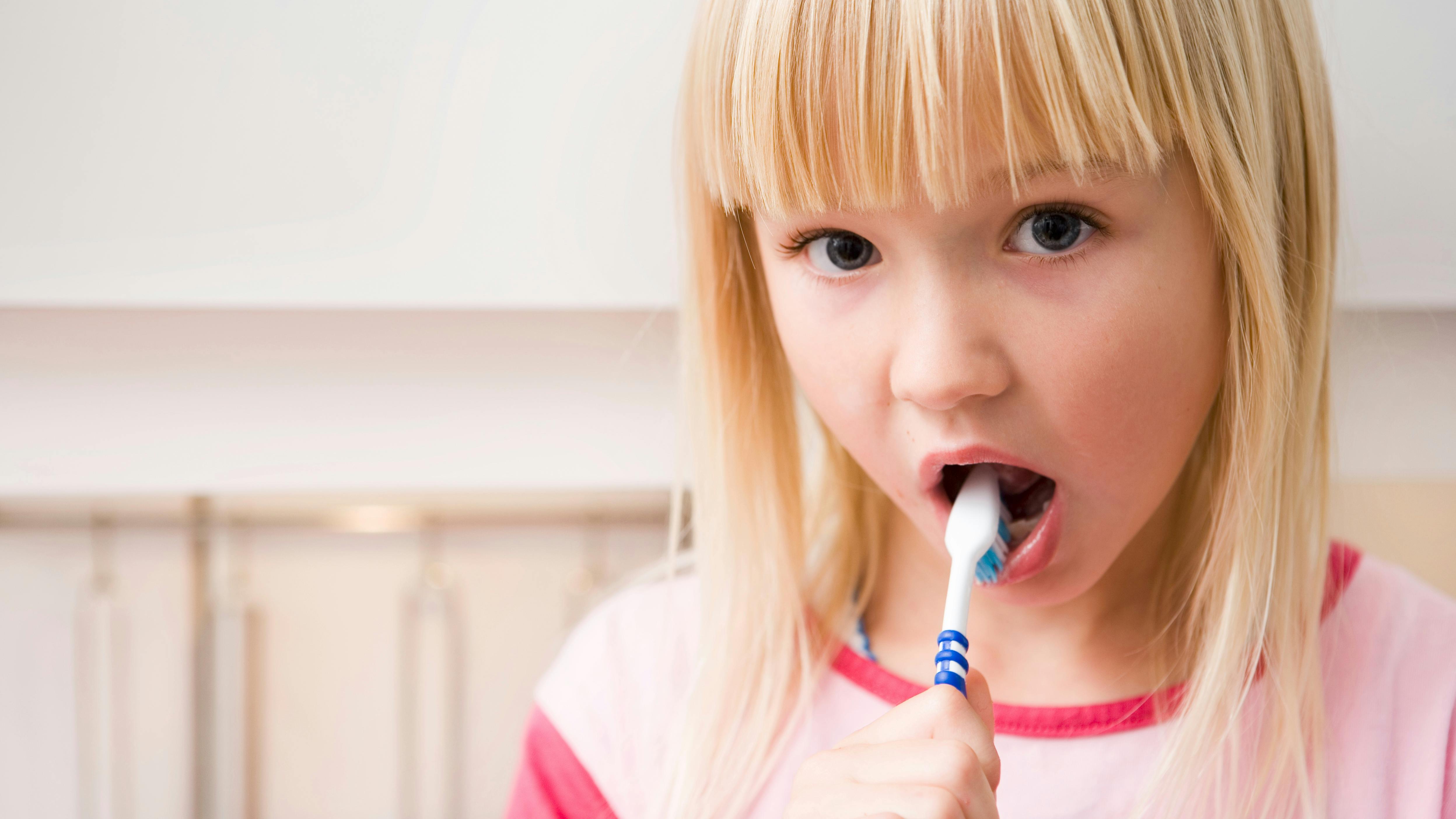 Pige, der børster tænder