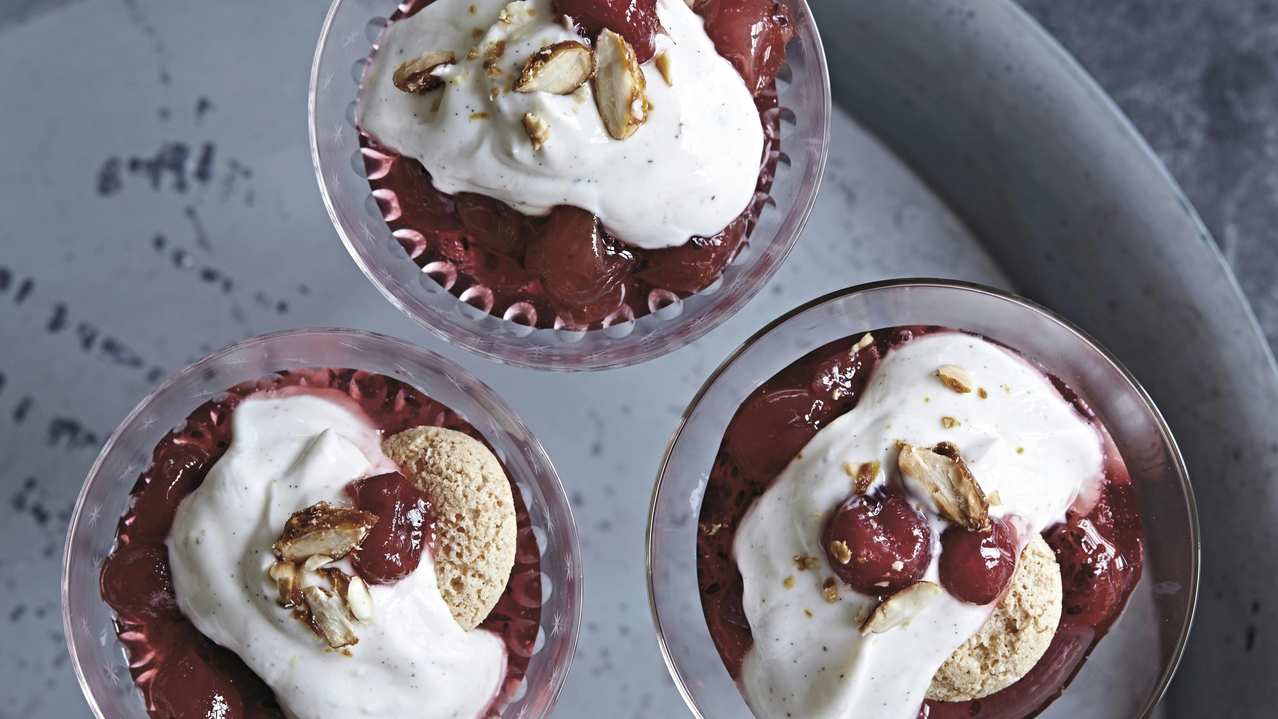 Stikkelsbærtrifli med makroner og youghurt.