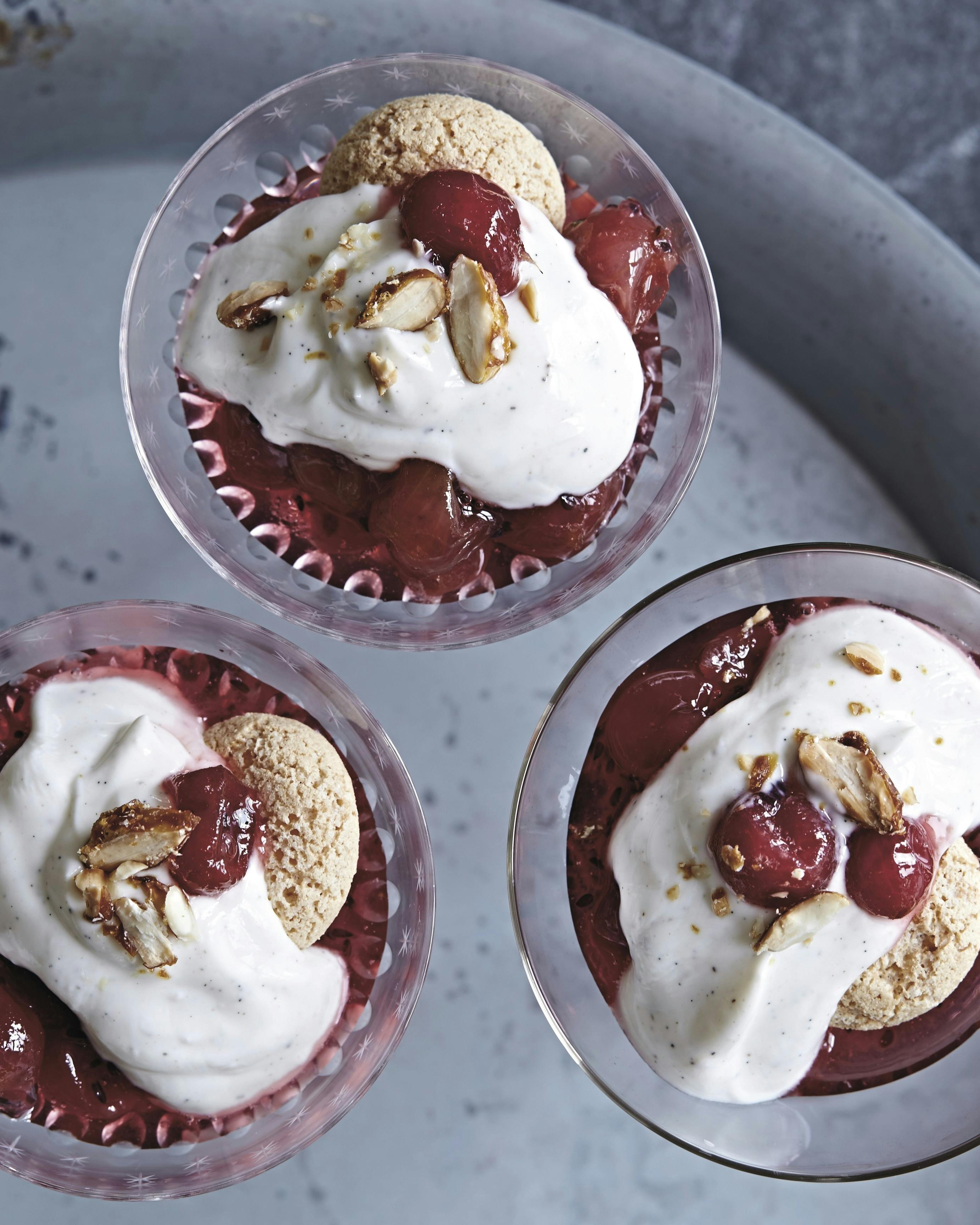 Stikkelsbærtrifli med makroner og youghurt.