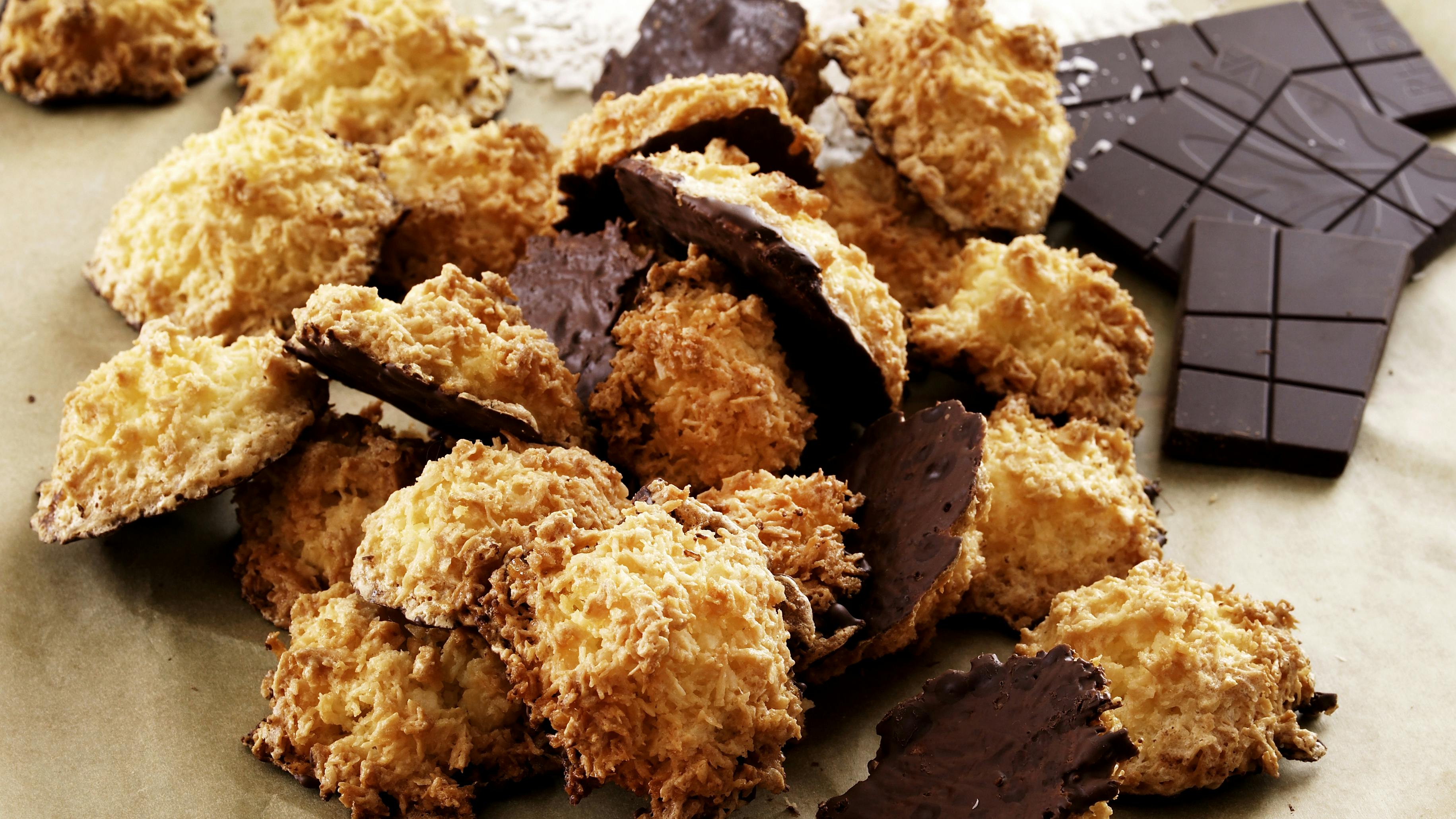 Glutenfri kokosmakroner med mørk chokolade
