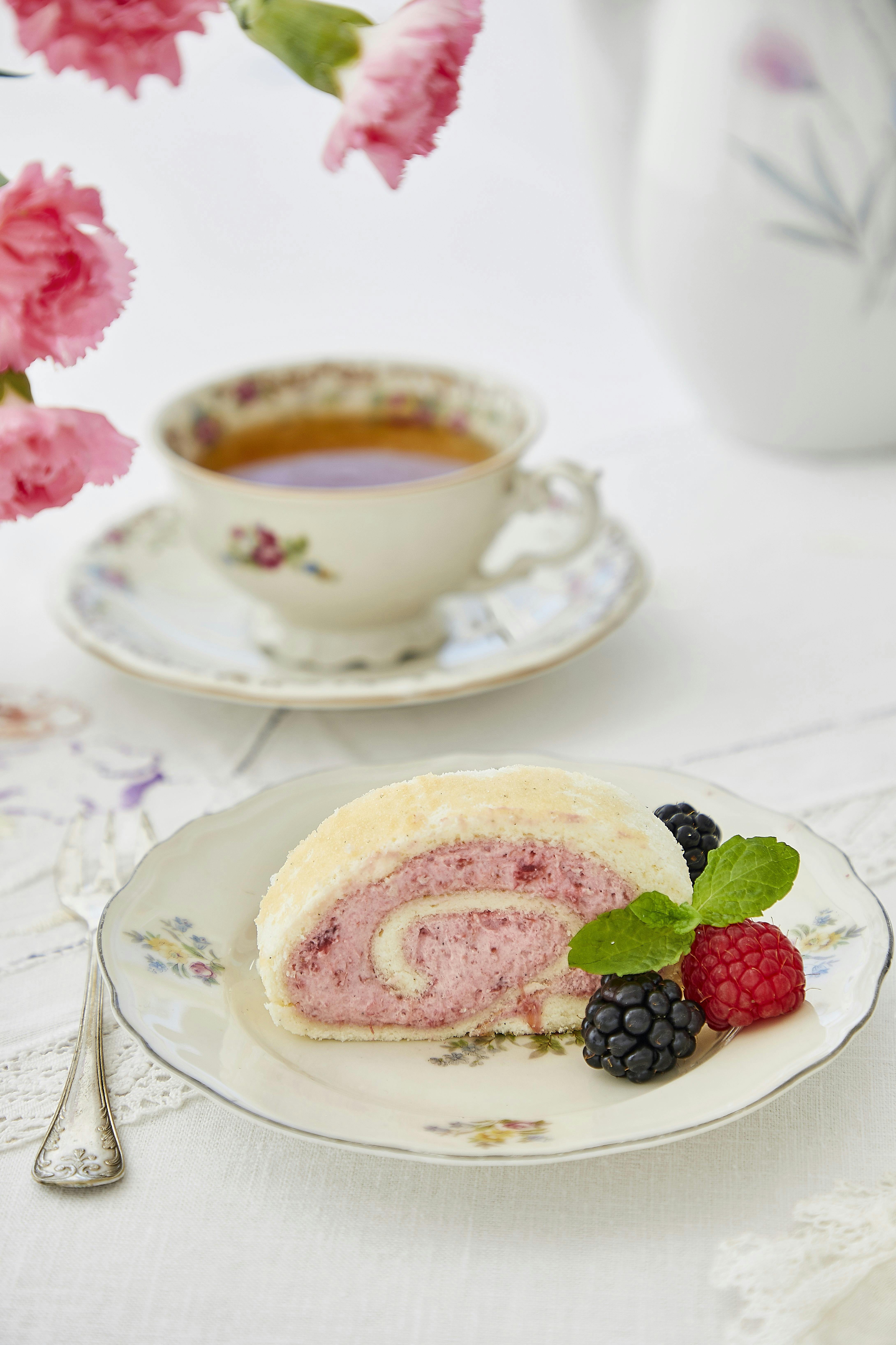 Klassisk roulade med hindbær-rabarbermousse