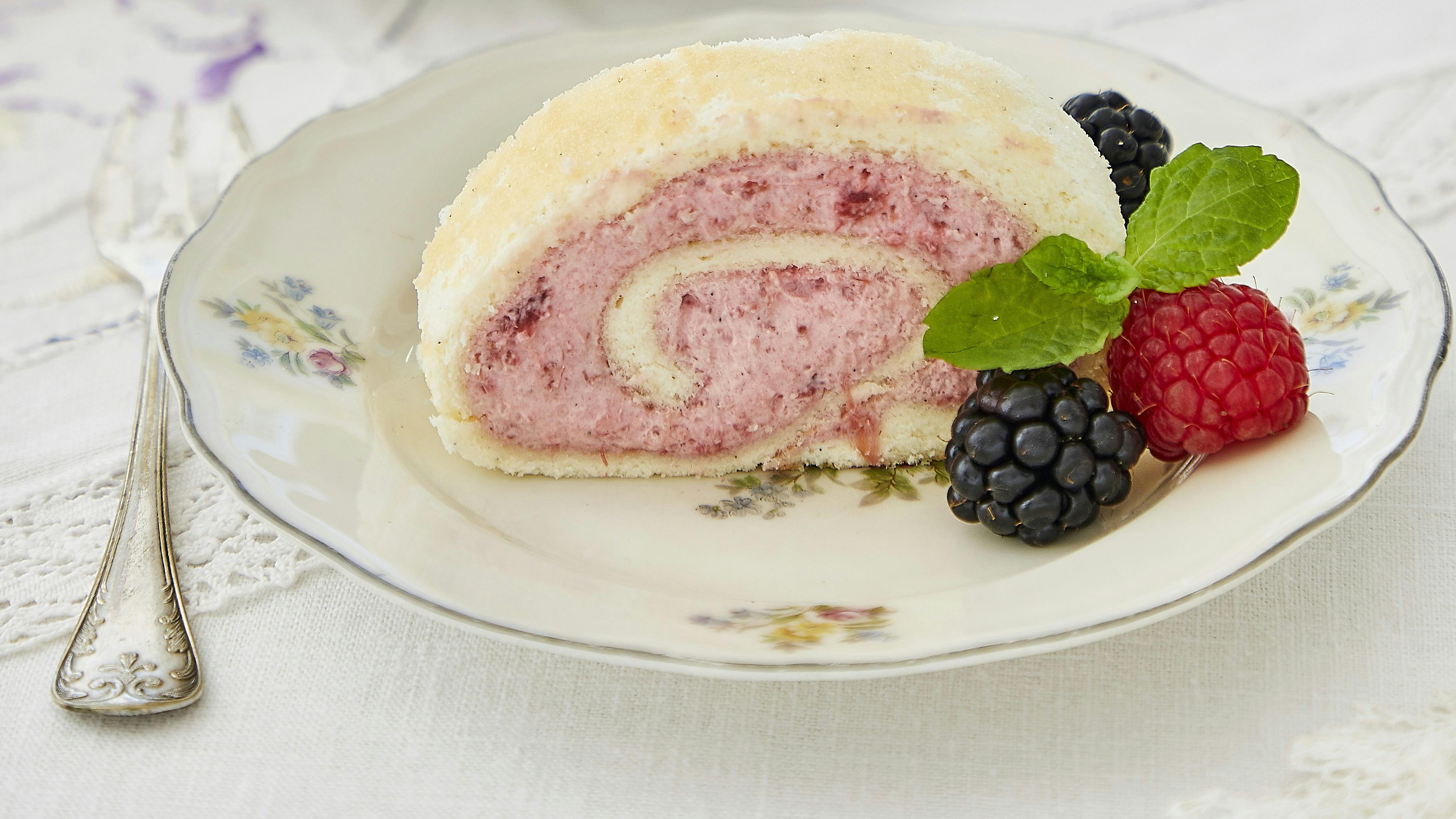 Klassisk roulade med hindbær-rabarbermousse