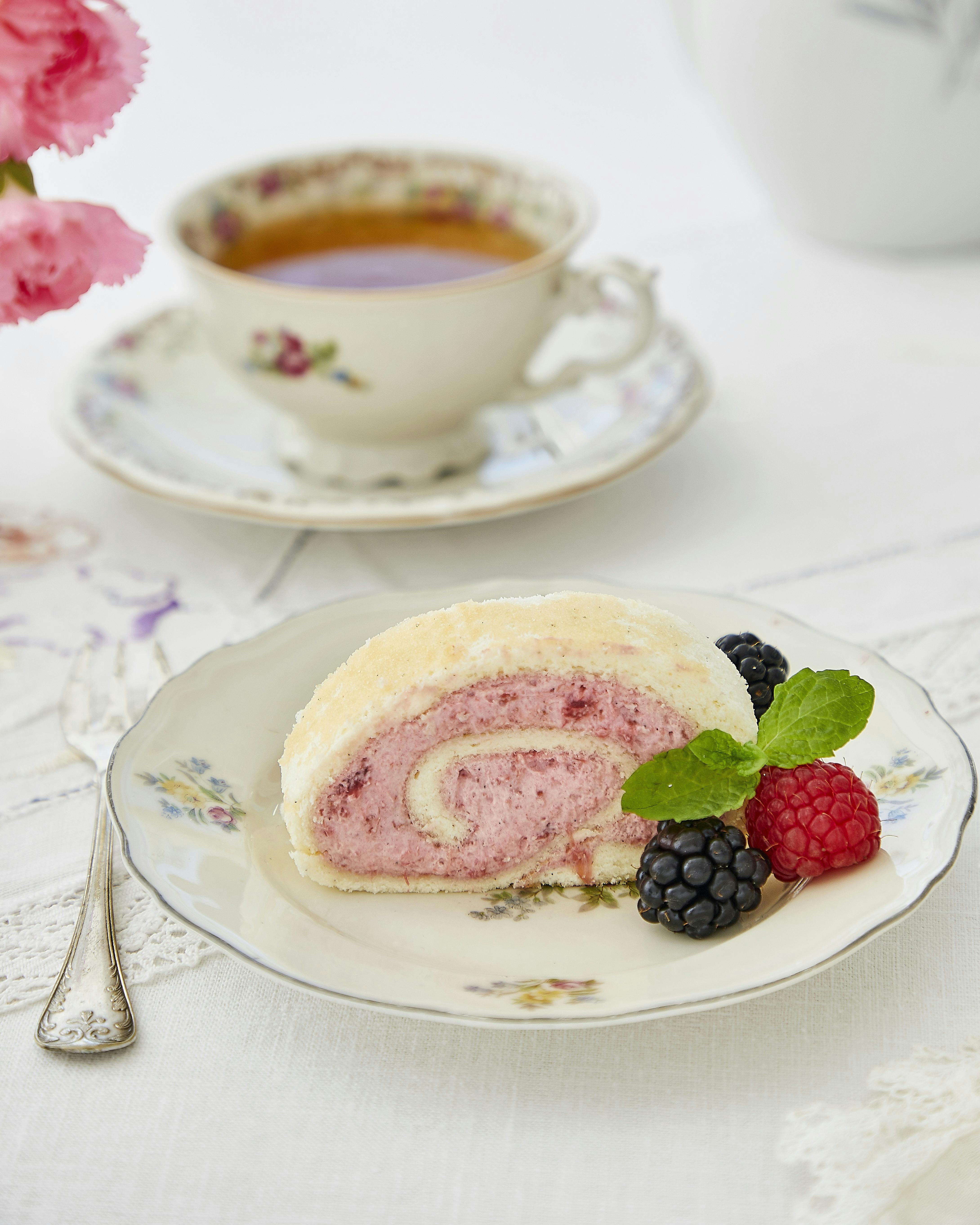 Klassisk roulade med hindbær-rabarbermousse