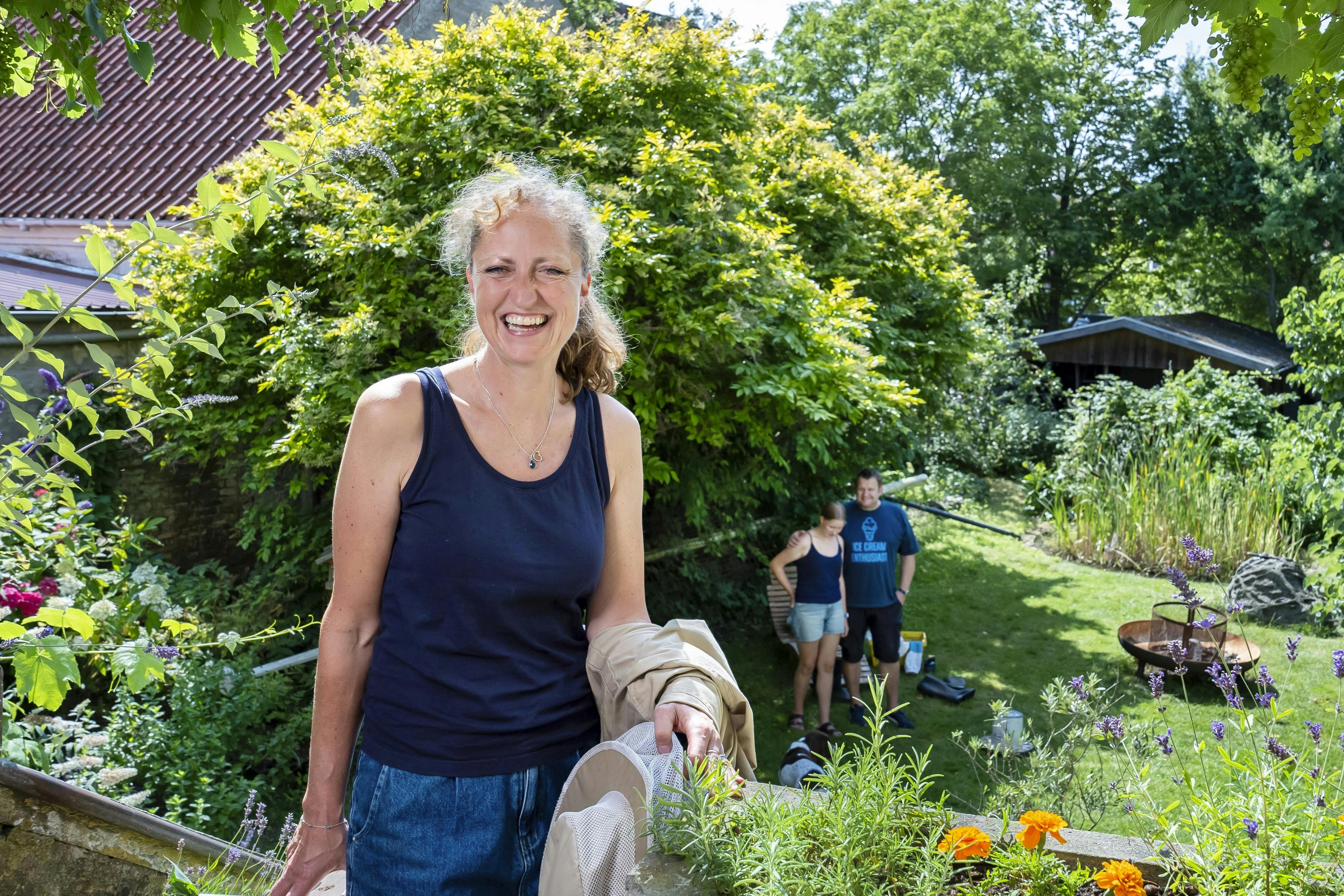 Maja Scharling har en hobby, man kan stikke sig på, men der er langt flere fordele end ulemper ved at holde bier, fortæller hun. 