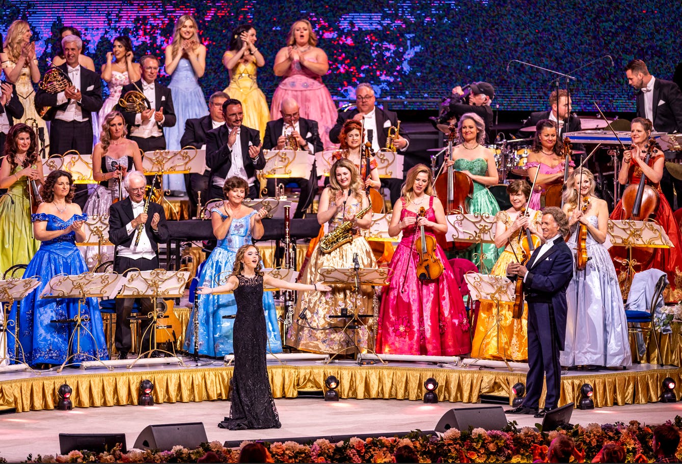André Rieu og Johann Strauss Orchestra, der består af godt 60 musikere, hvoraf nogle har fulgt ham i over 25 år.