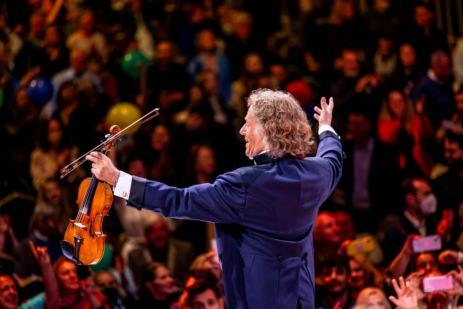 André Rieu med sin elskede violin og sit elskede publikum.