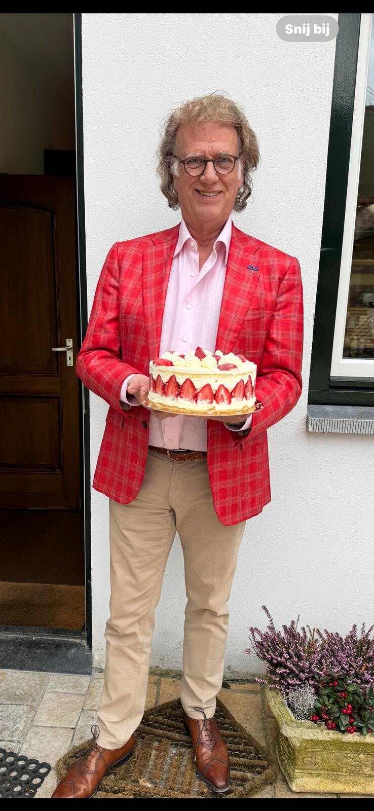 André Rieu med en jordbærlagkage, han selv har bagt.