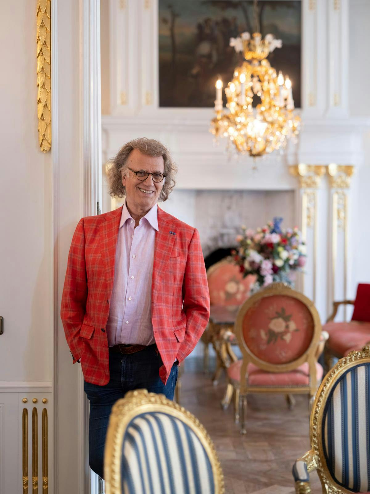 André Rieu i en af stuerne på slottet, som han selv har været med til at renovere. 