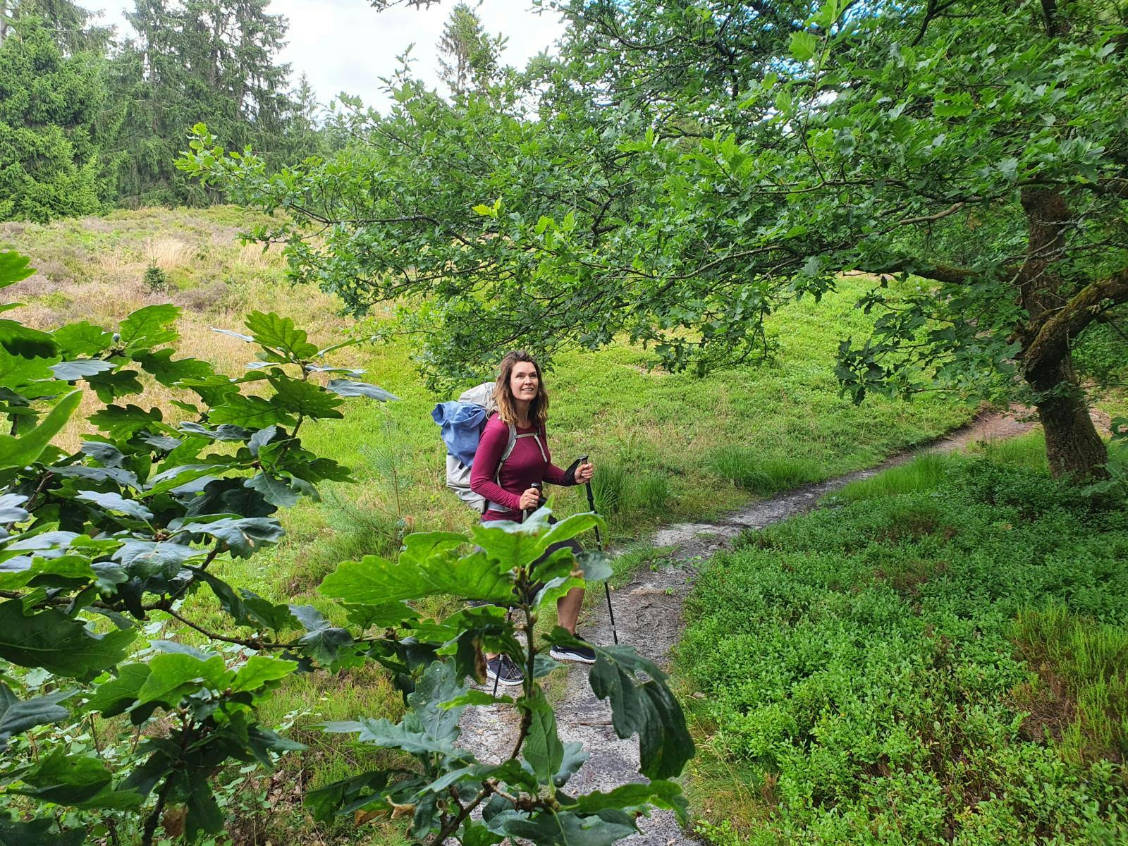 Marie Florin med rygsæk og vandrestave i Stenholt Krat ved Bølling sø.