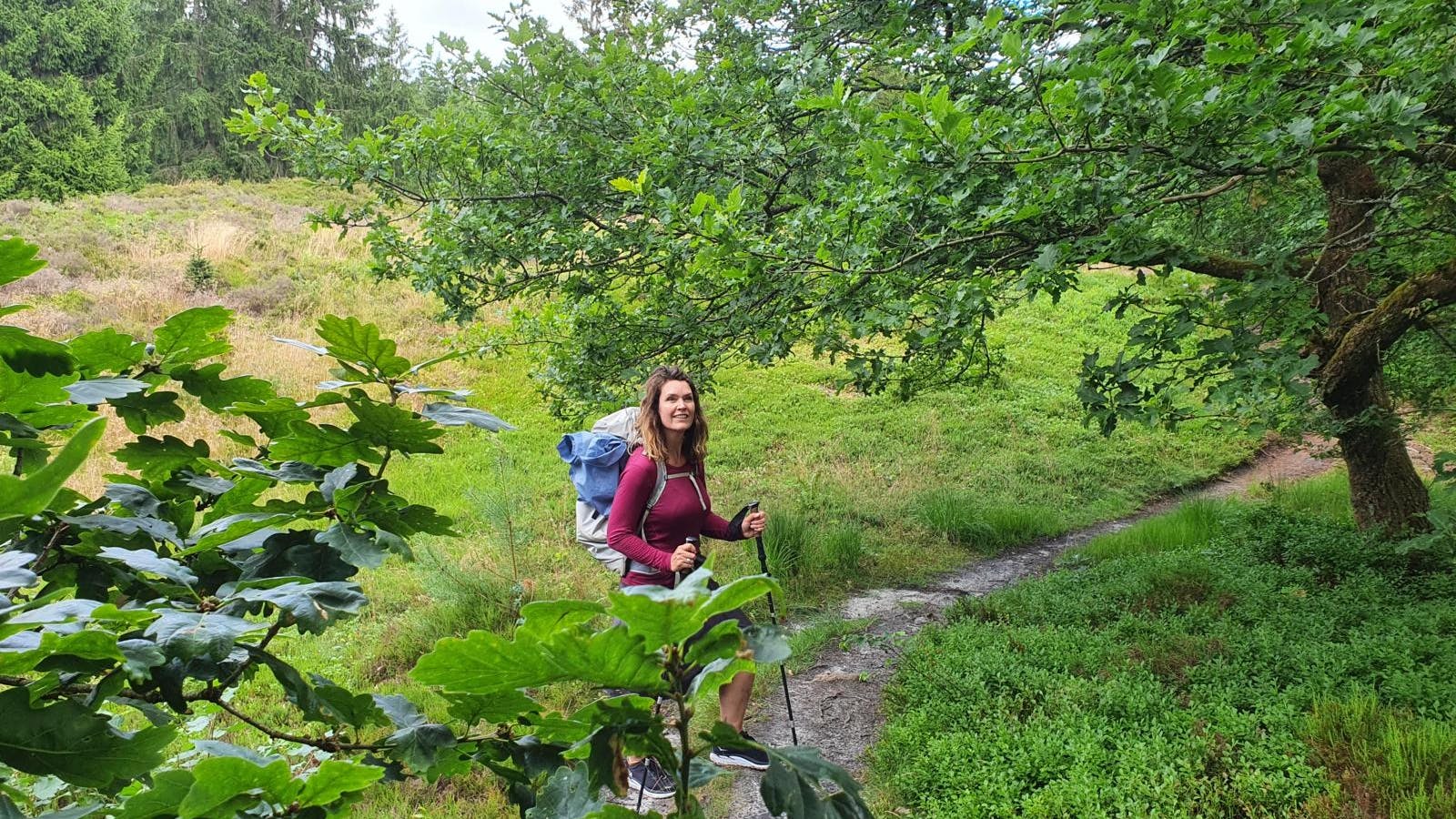 Marie Florin med rygsæk og vandrestave i Stenholt Krat ved Bølling sø.