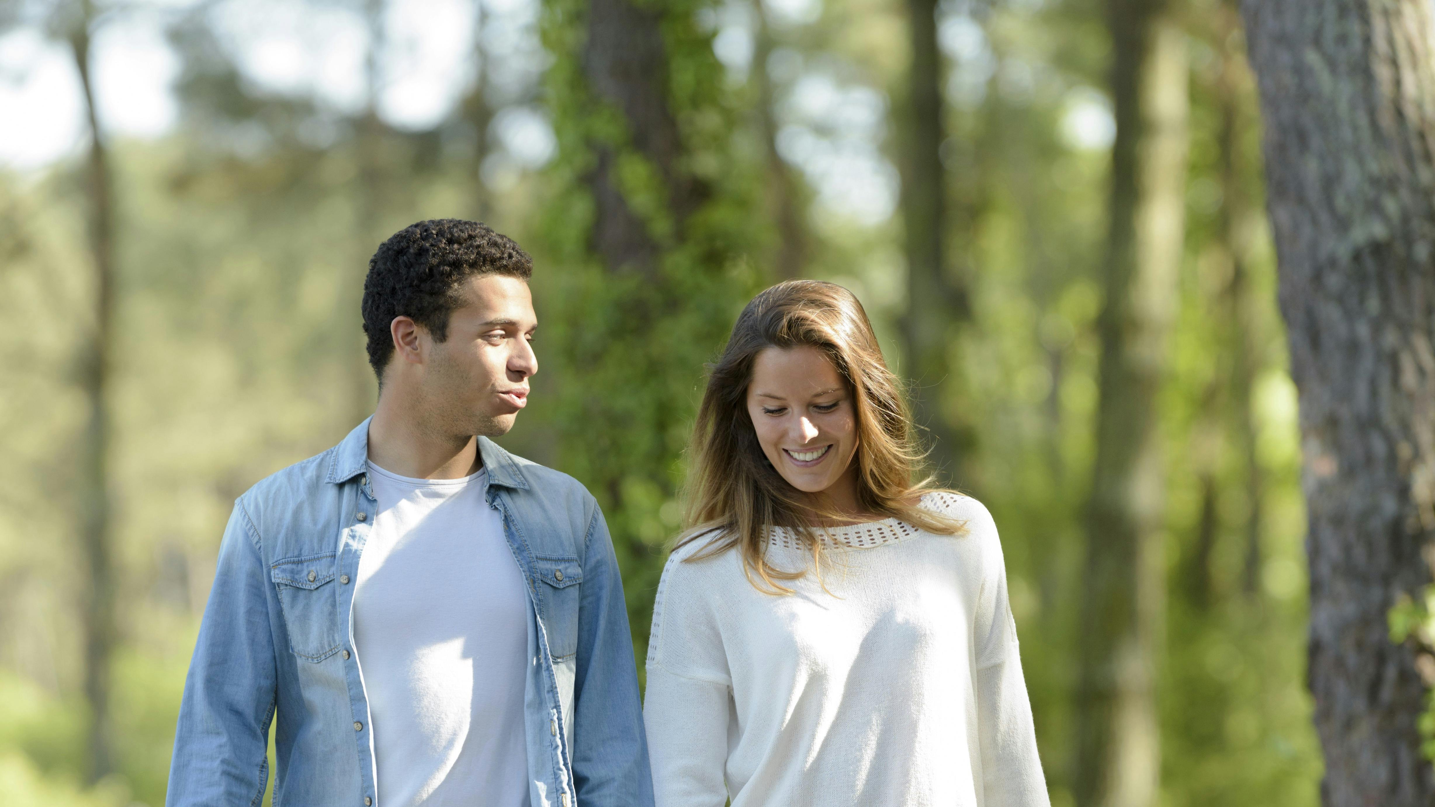 Par der går tur i skoven