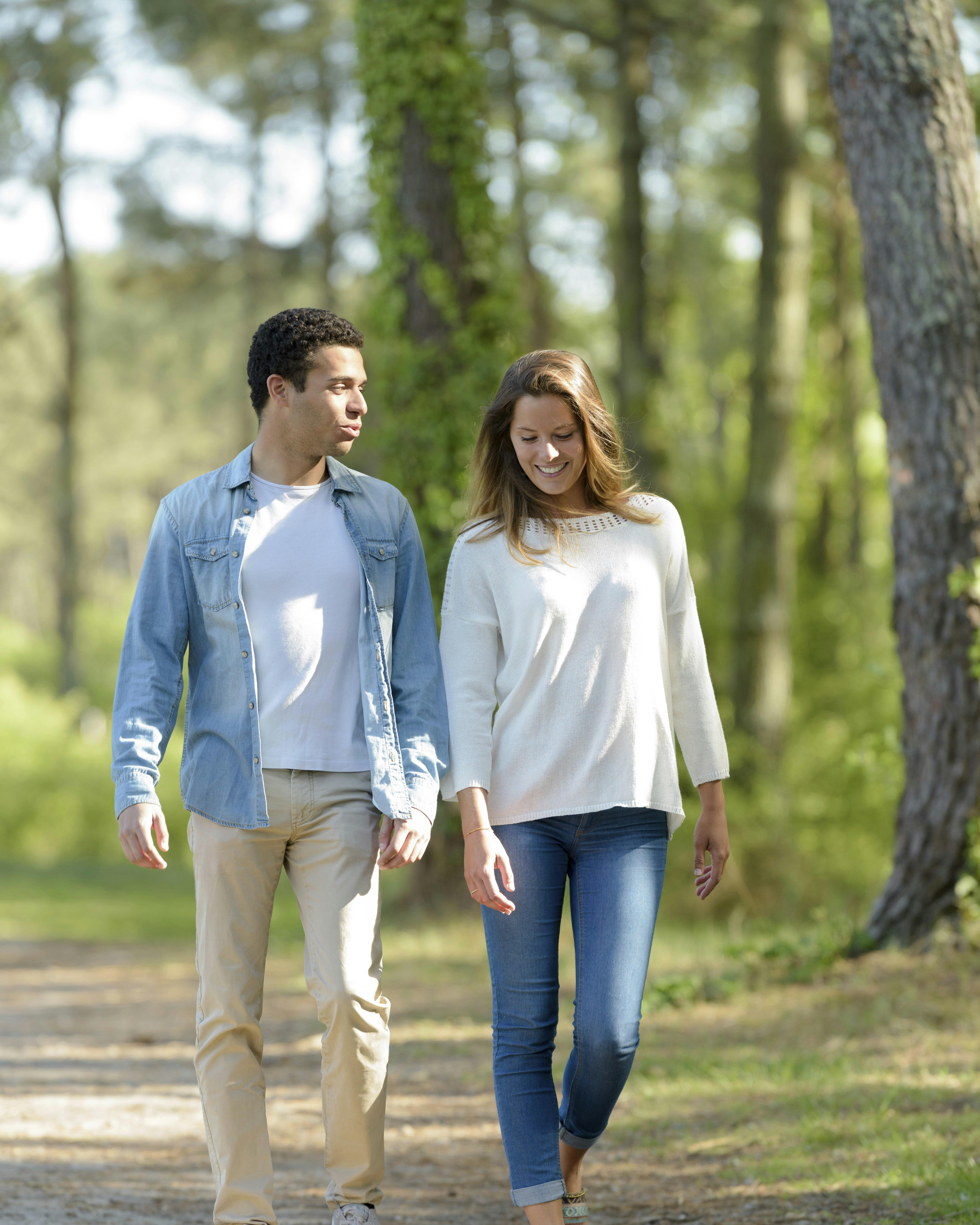 Par der går tur i skoven