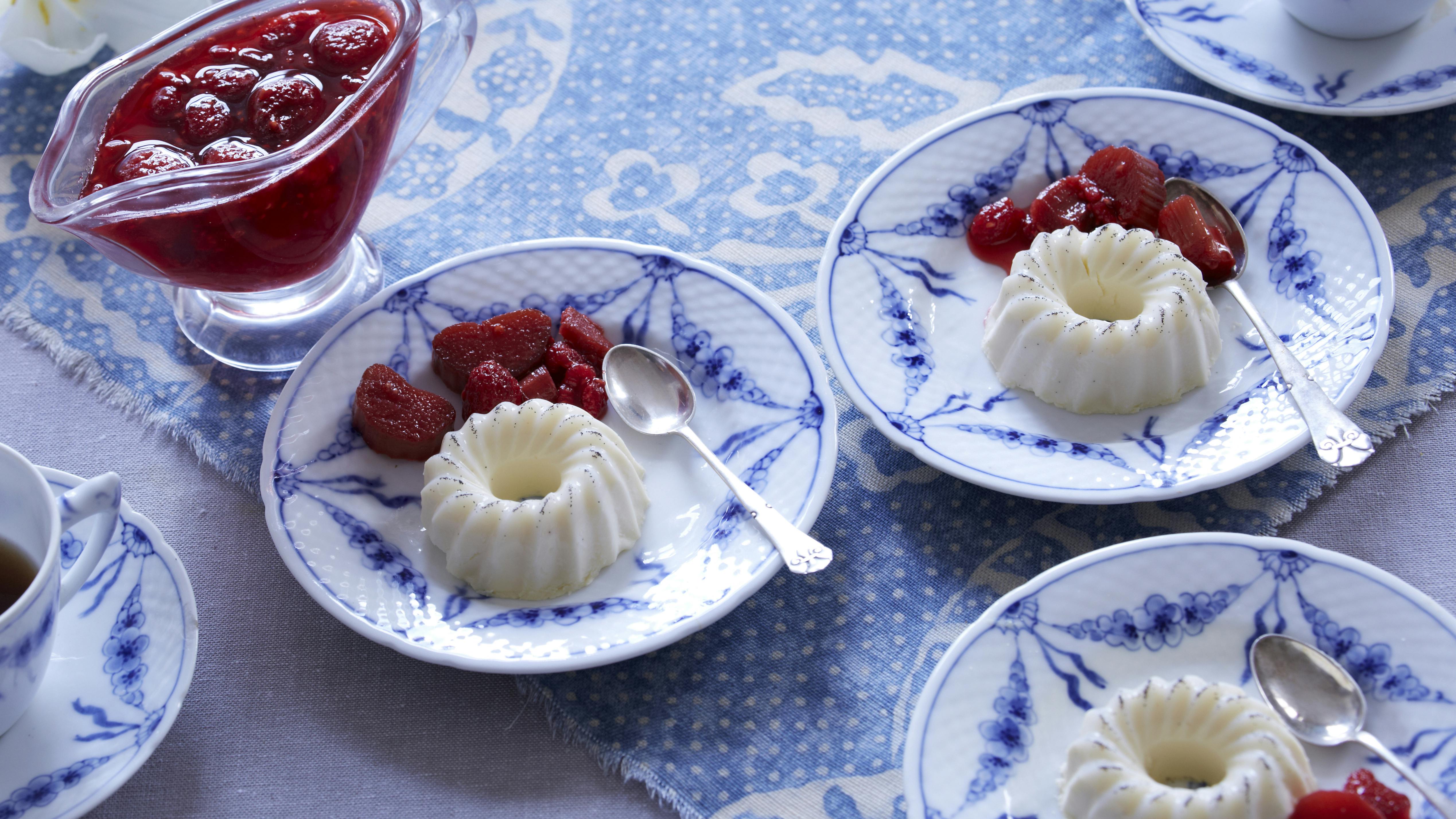 Klassisk fløderand med hjemmelavet frugtsovs på frosne bær