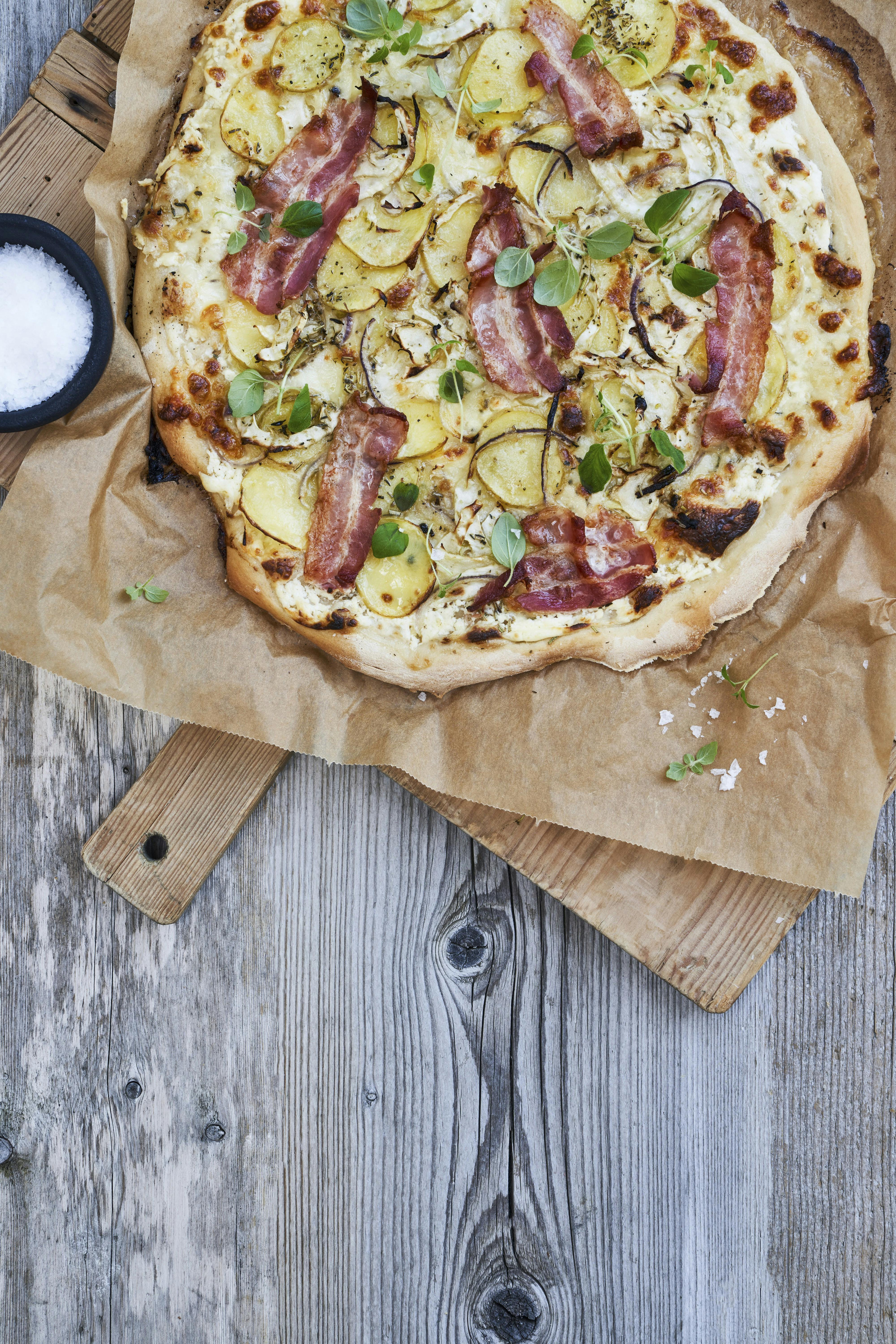 Hvid pizza med kartoffel, bacon og fennikel | Familie Journal Hvid pizza med kartoffel, bacon og fennikel | Familie Journal