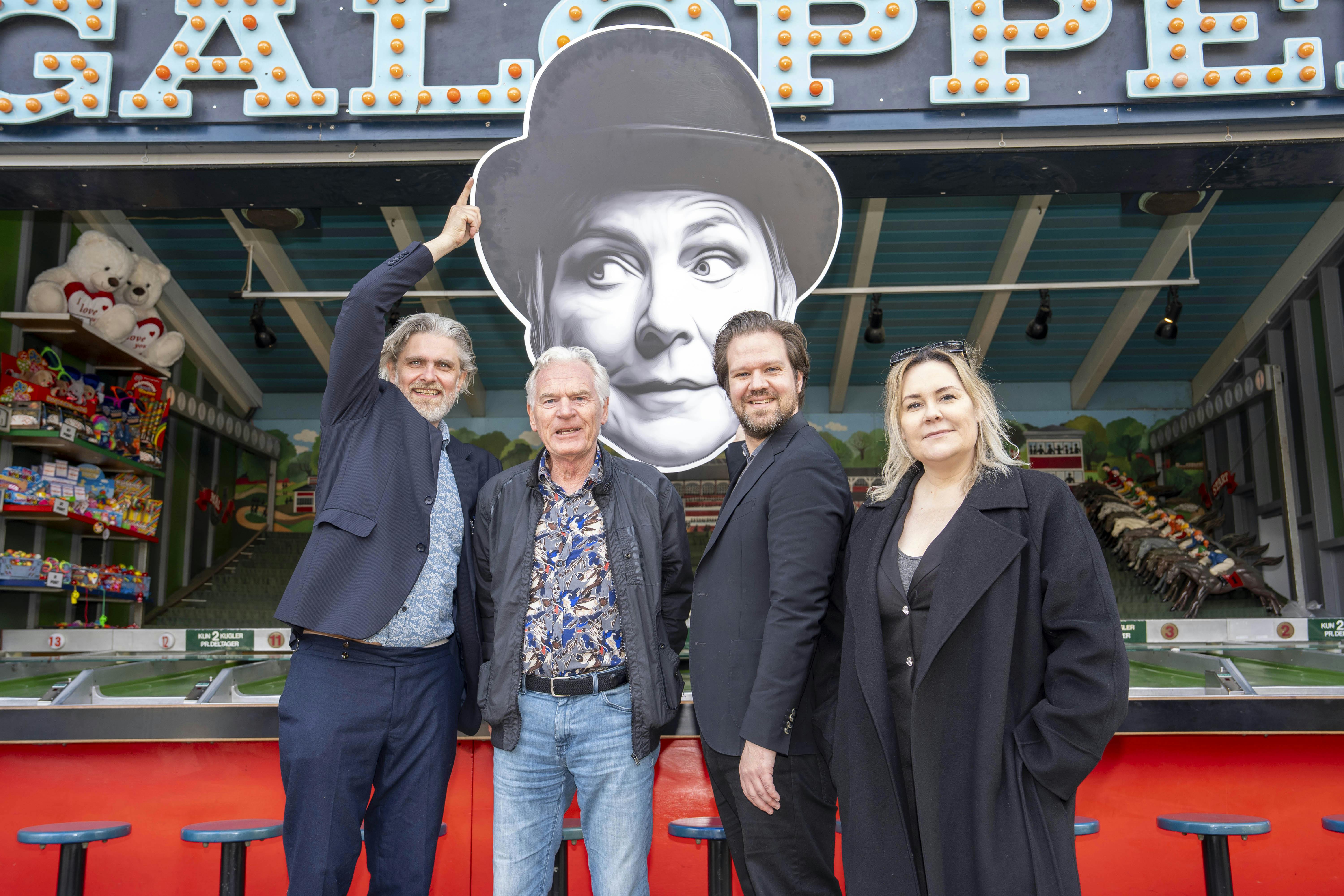 Instruktør Mads M. Nielsen med skuespillerne Kurt Ravn, Thomas Warberg og Linda P fra Tivolirevyen 2025.