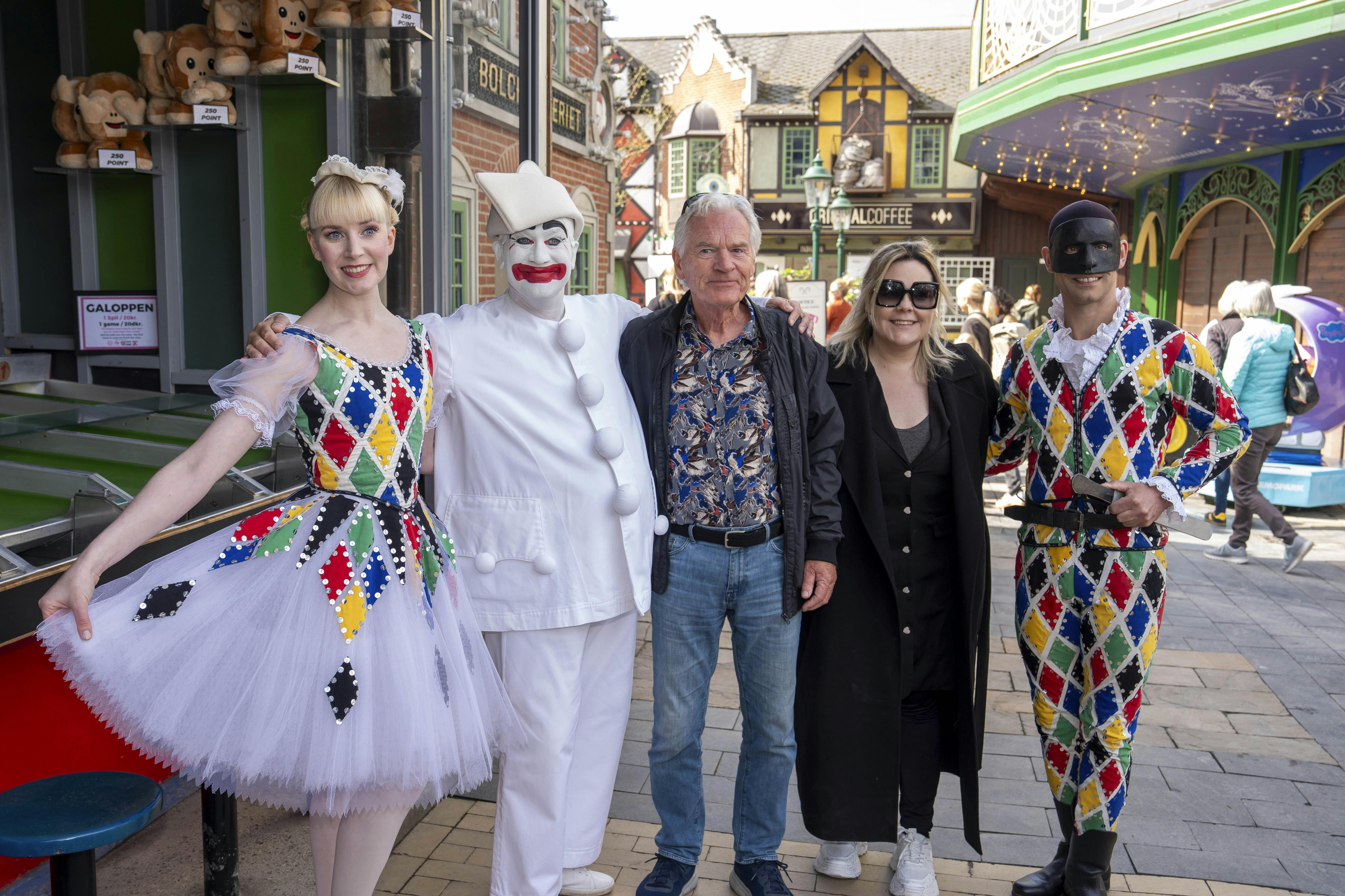 Revyskuespillerne Linda P og Kurt Ravn er i 2025-sæsonen Tivoli-ikoner helt på linje med figurerne fra Pantomimeteatret.