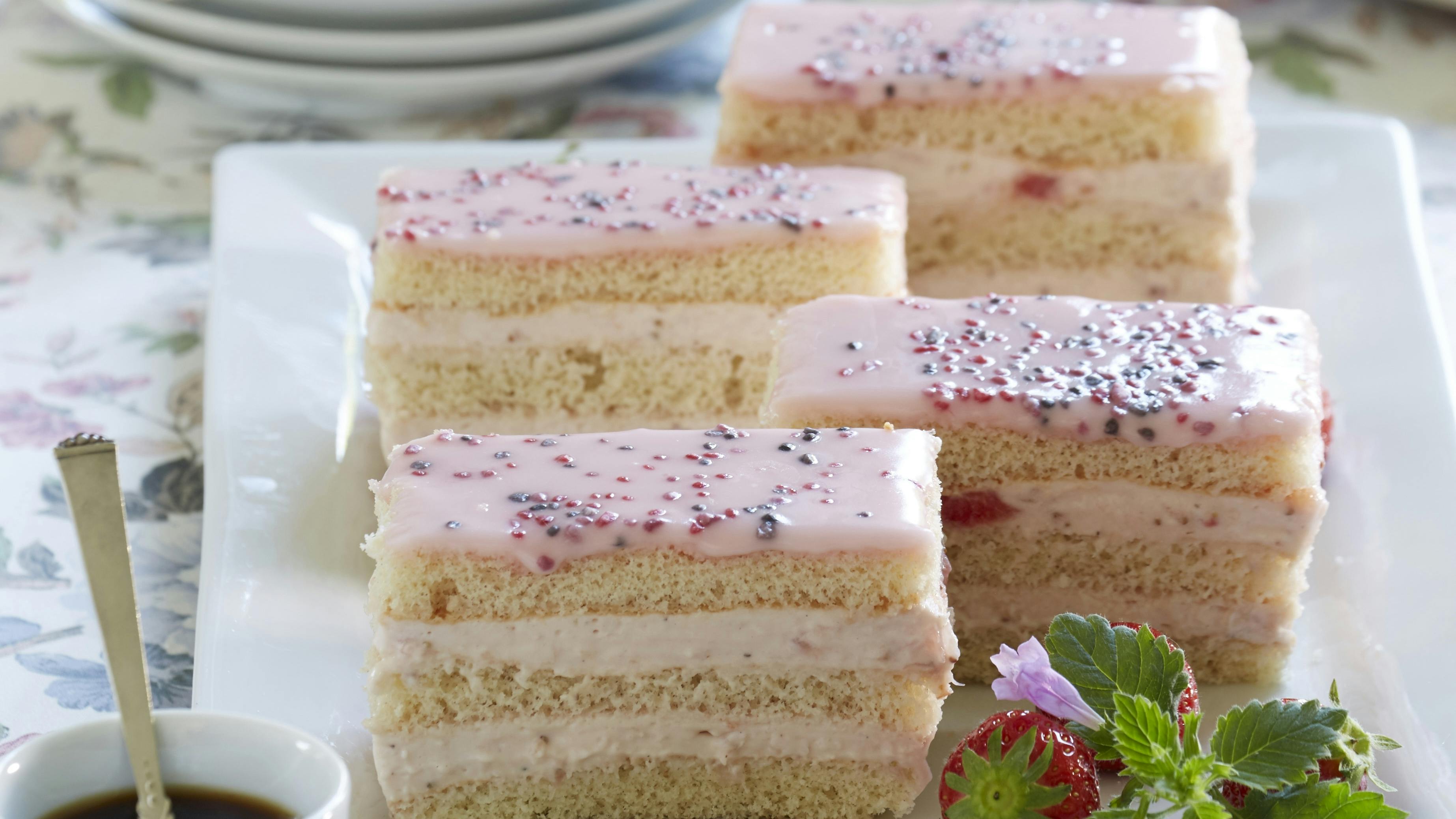 Hjemmebagt rouladesnitter med jordbærskum