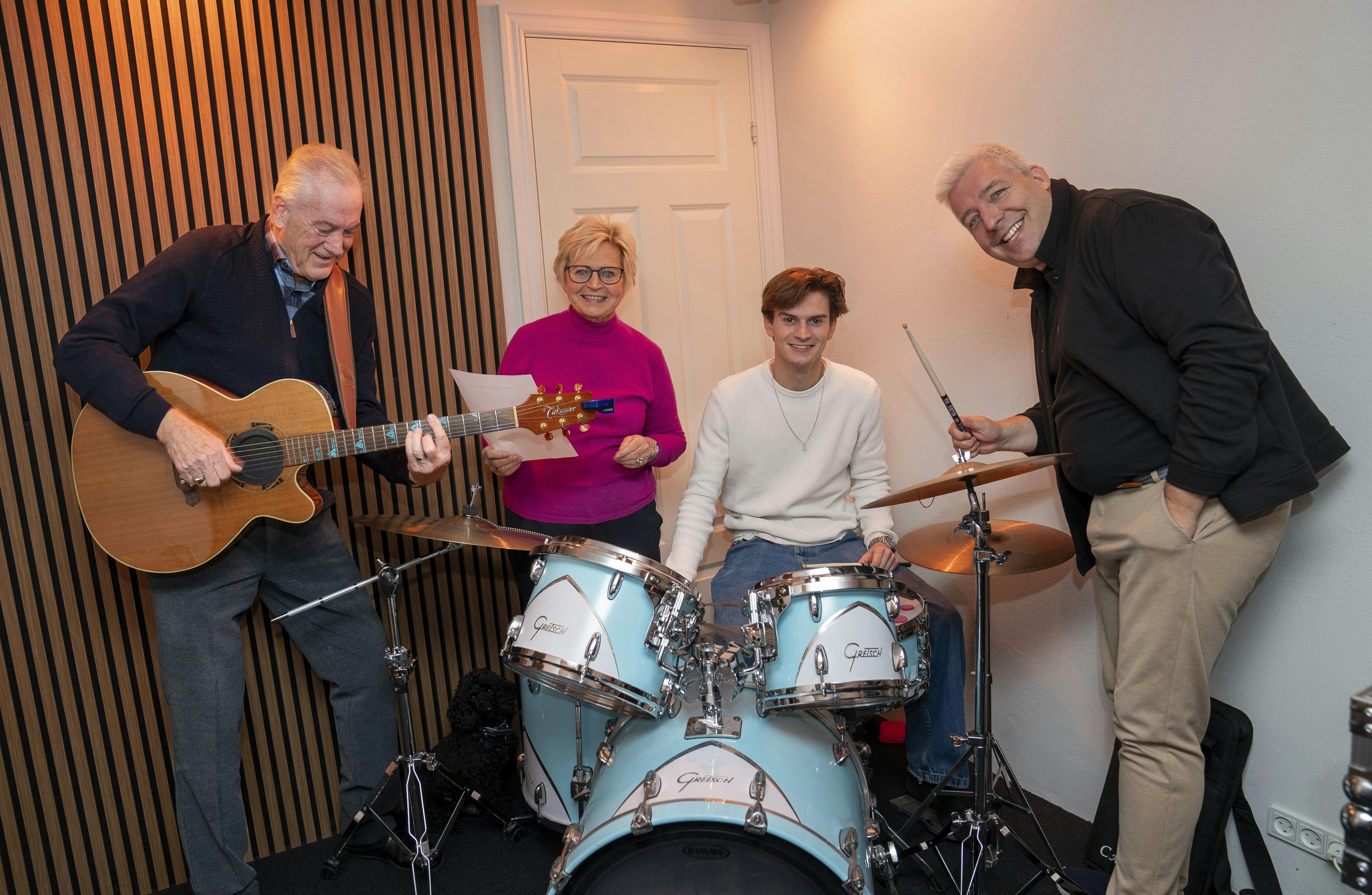 Pianist, kapelmester og revydirektør Mickey Pless øver med Keld, Hilda og Eliot Heick.