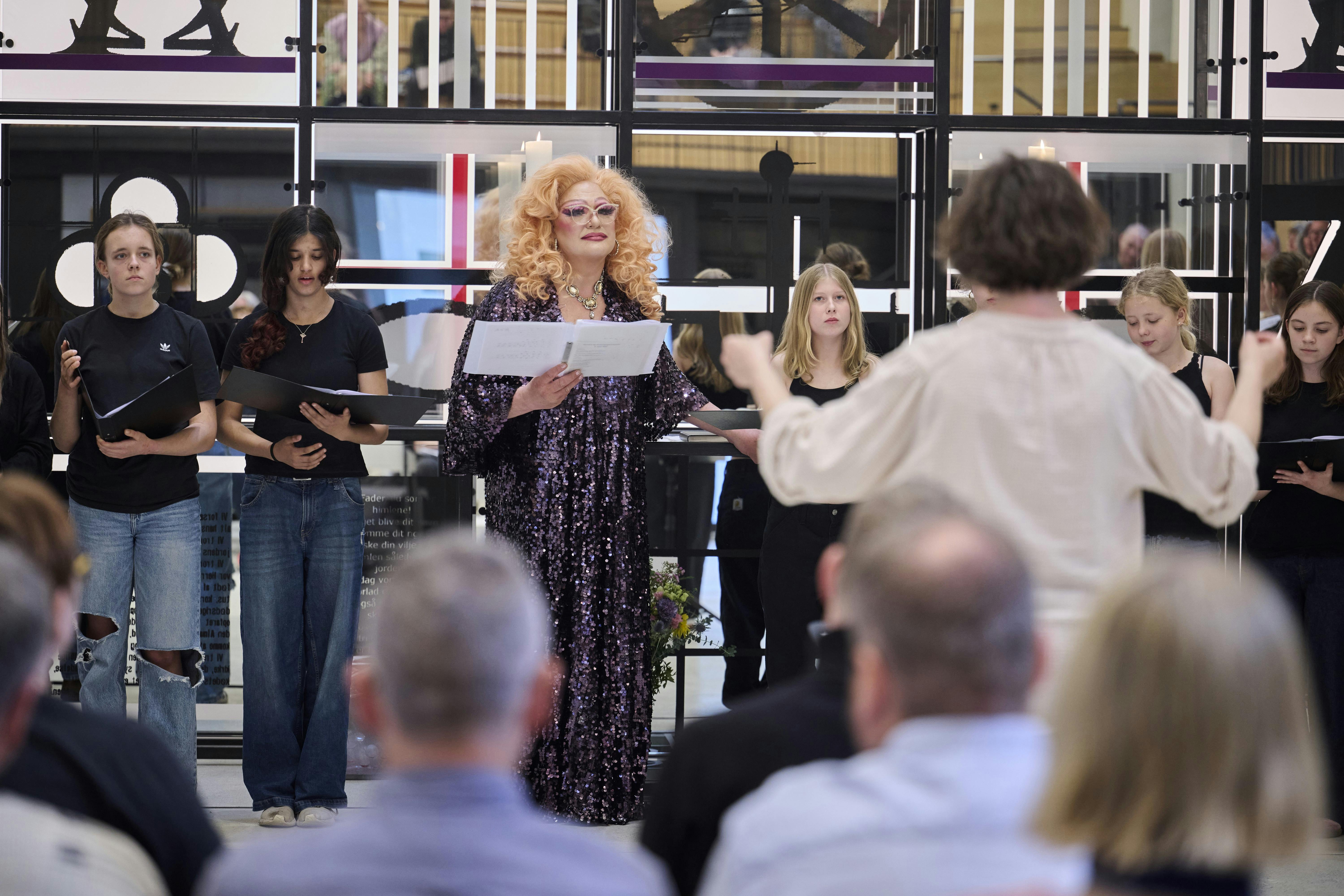 Romona, der står og optræder.