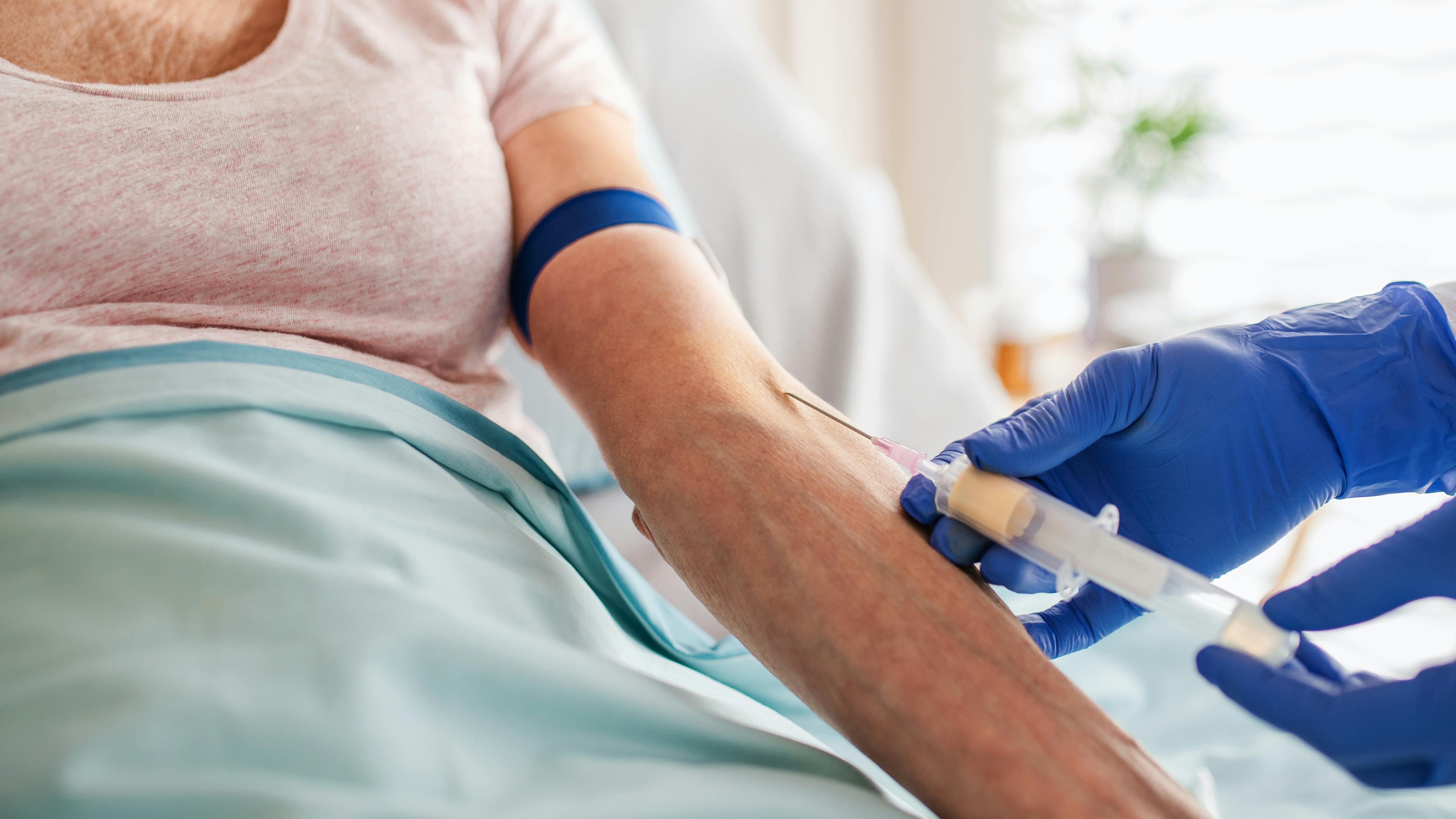 Kvinde får taget blodprøve