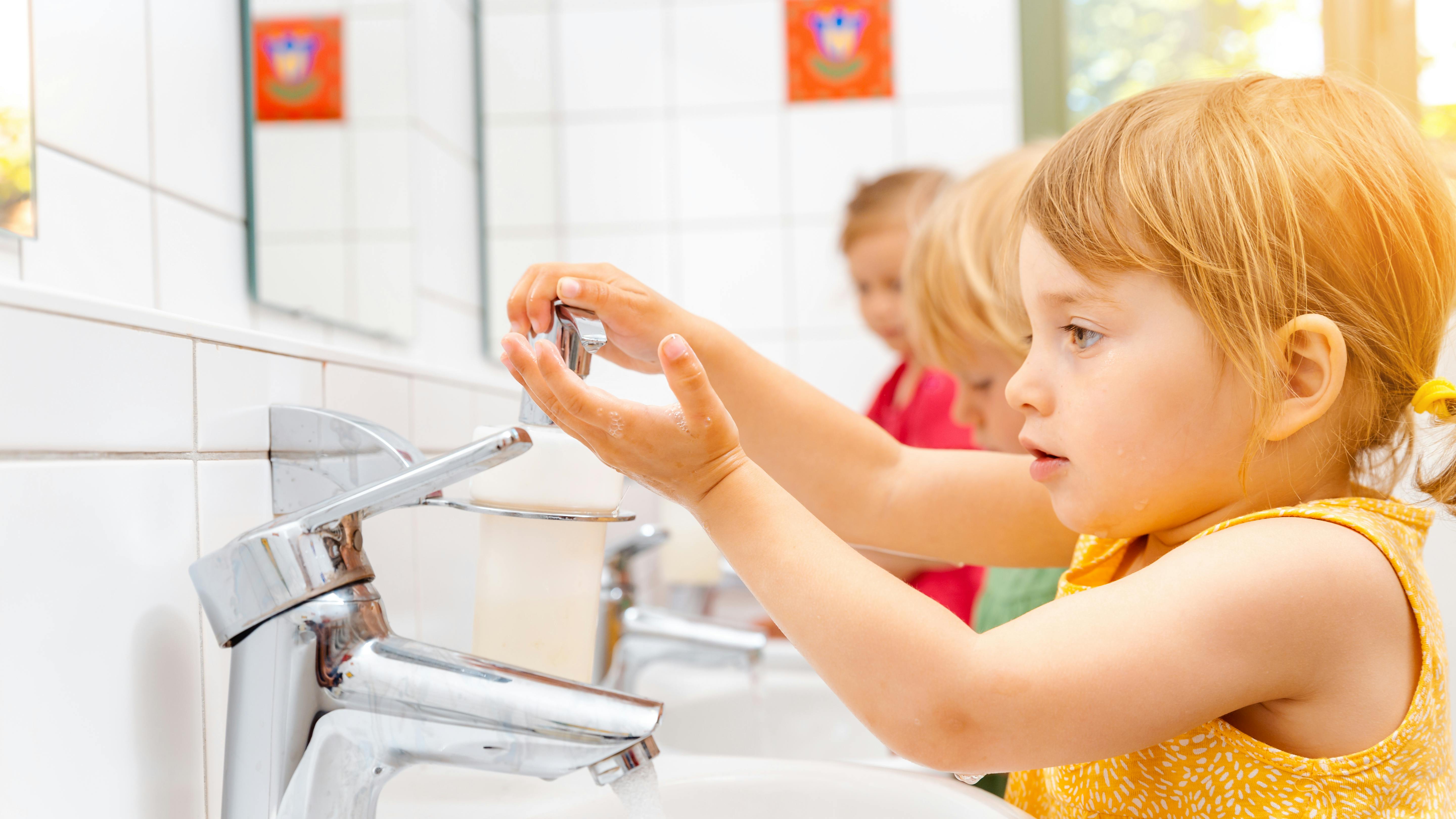 Børn vasker hænder