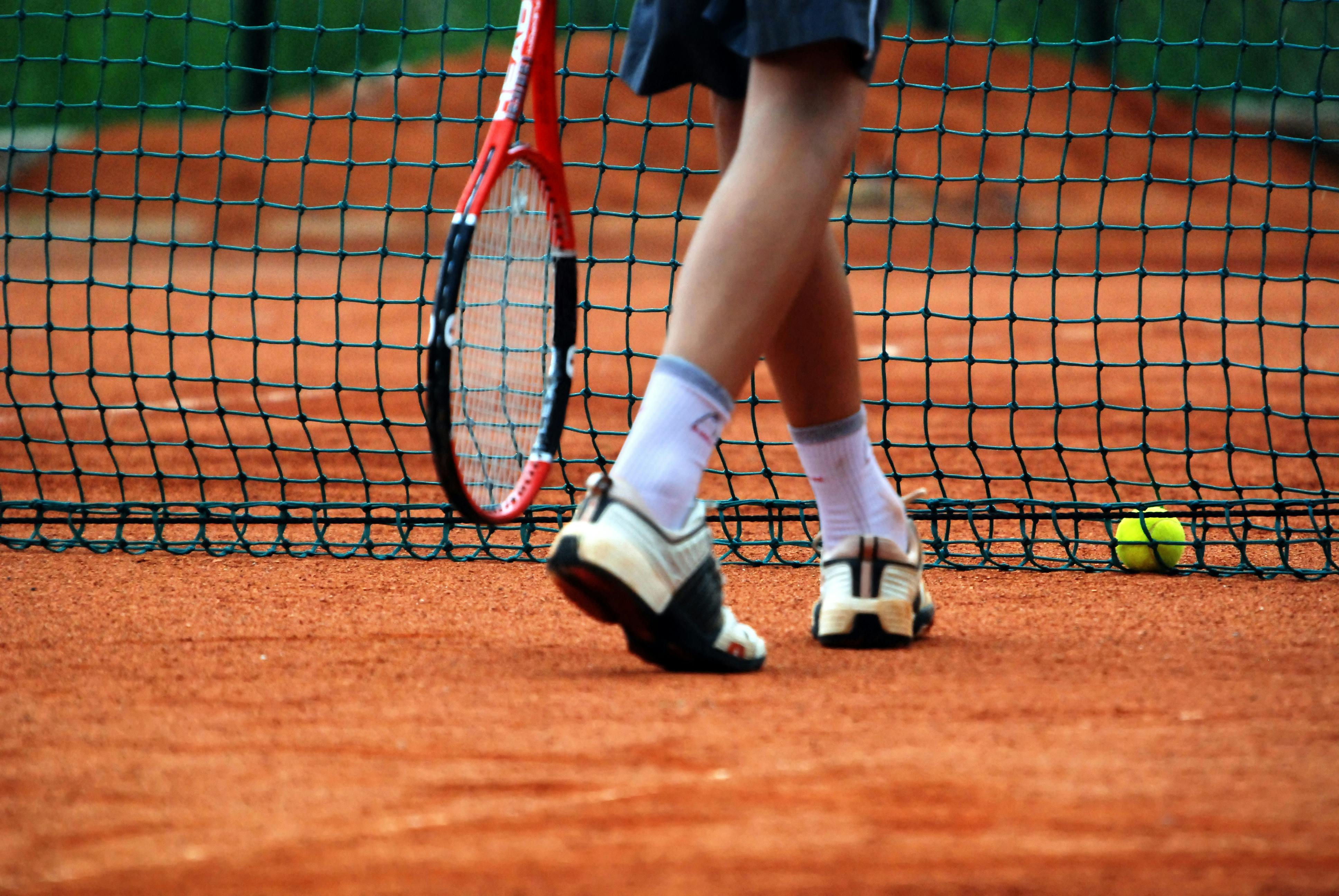 Mand spiller tennis