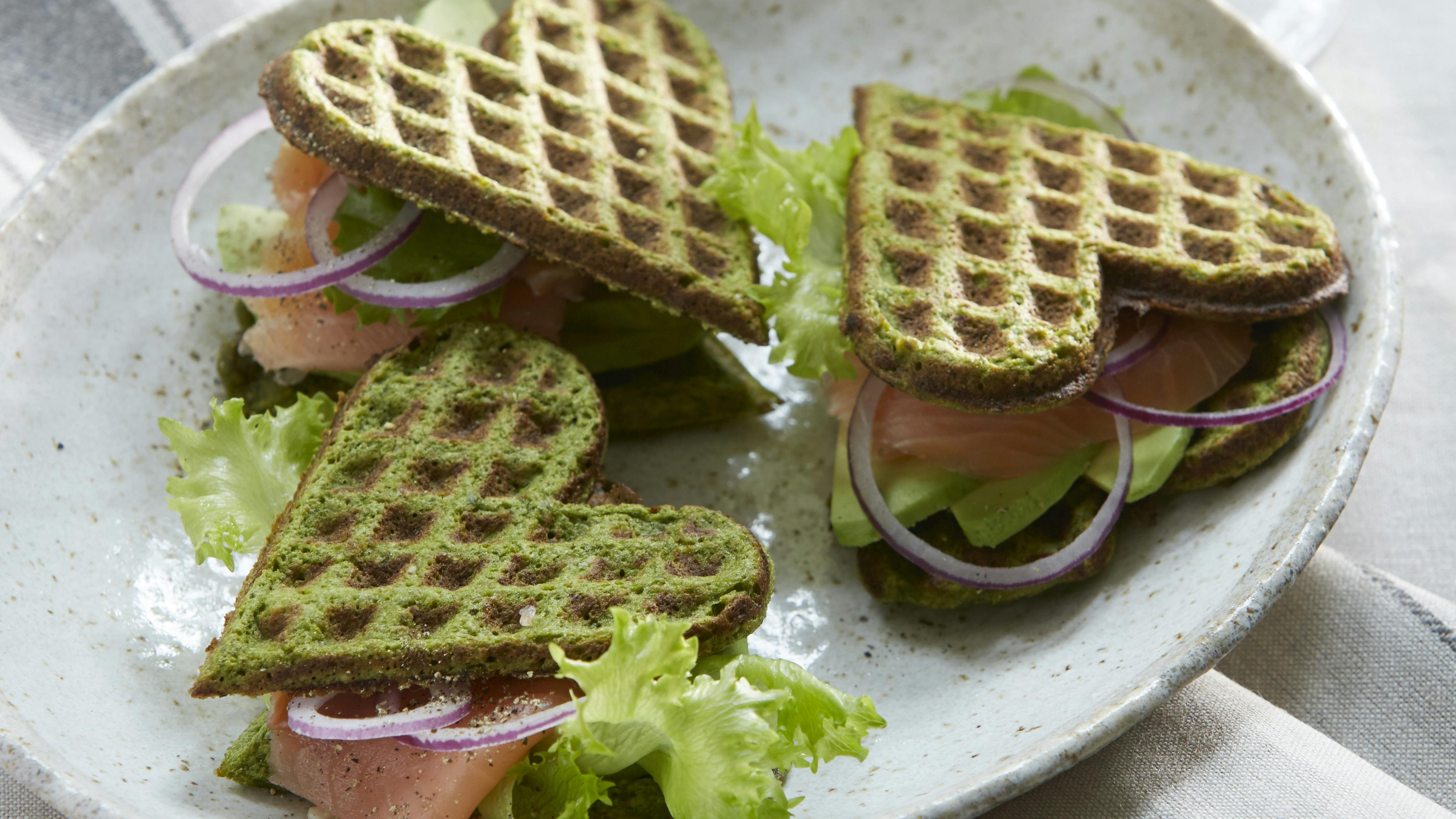 Grønne spinatvafler toppet med laks og rødløg