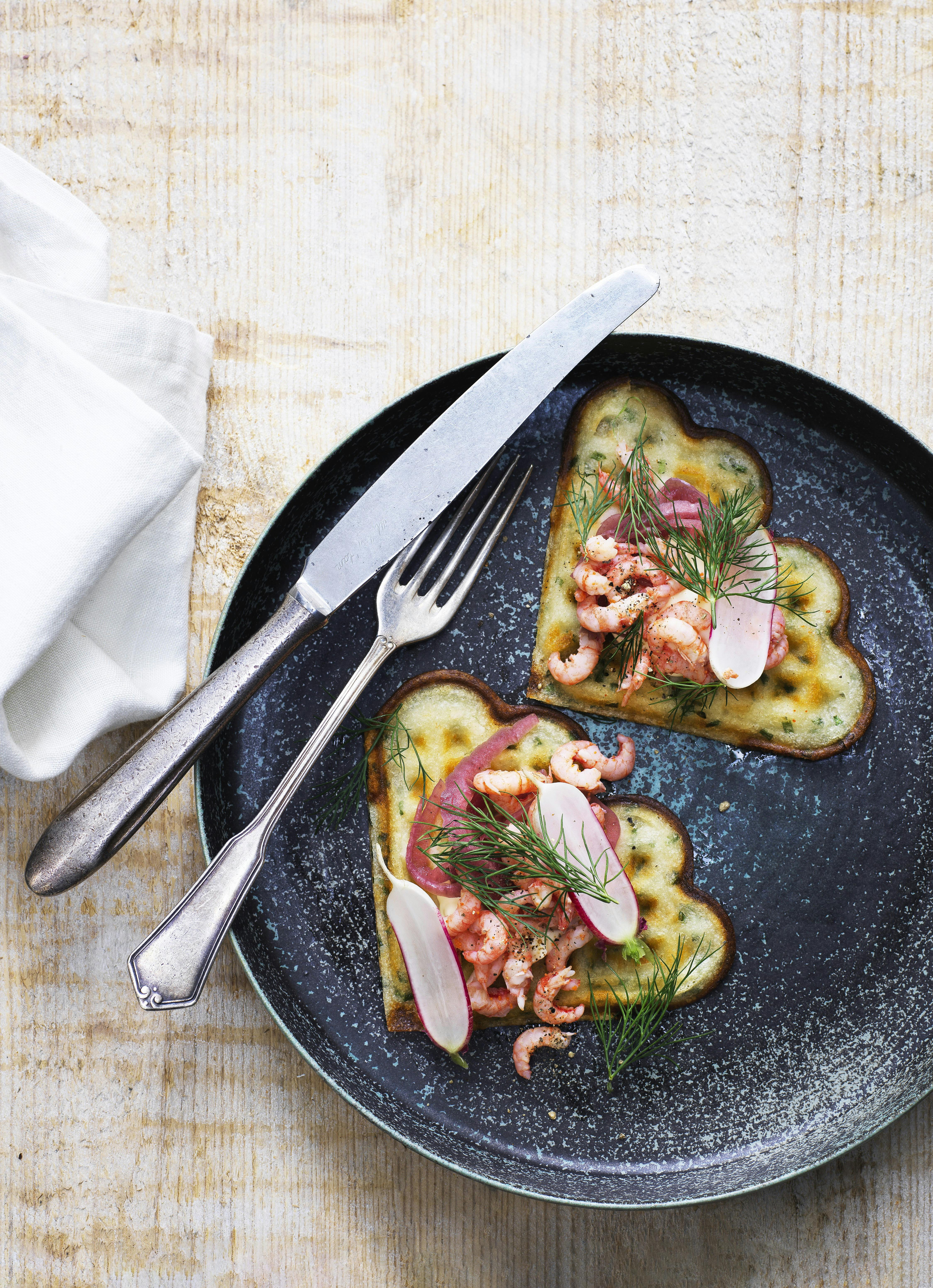 Sprøde urtevafler med fjordrejer og creme fraiche