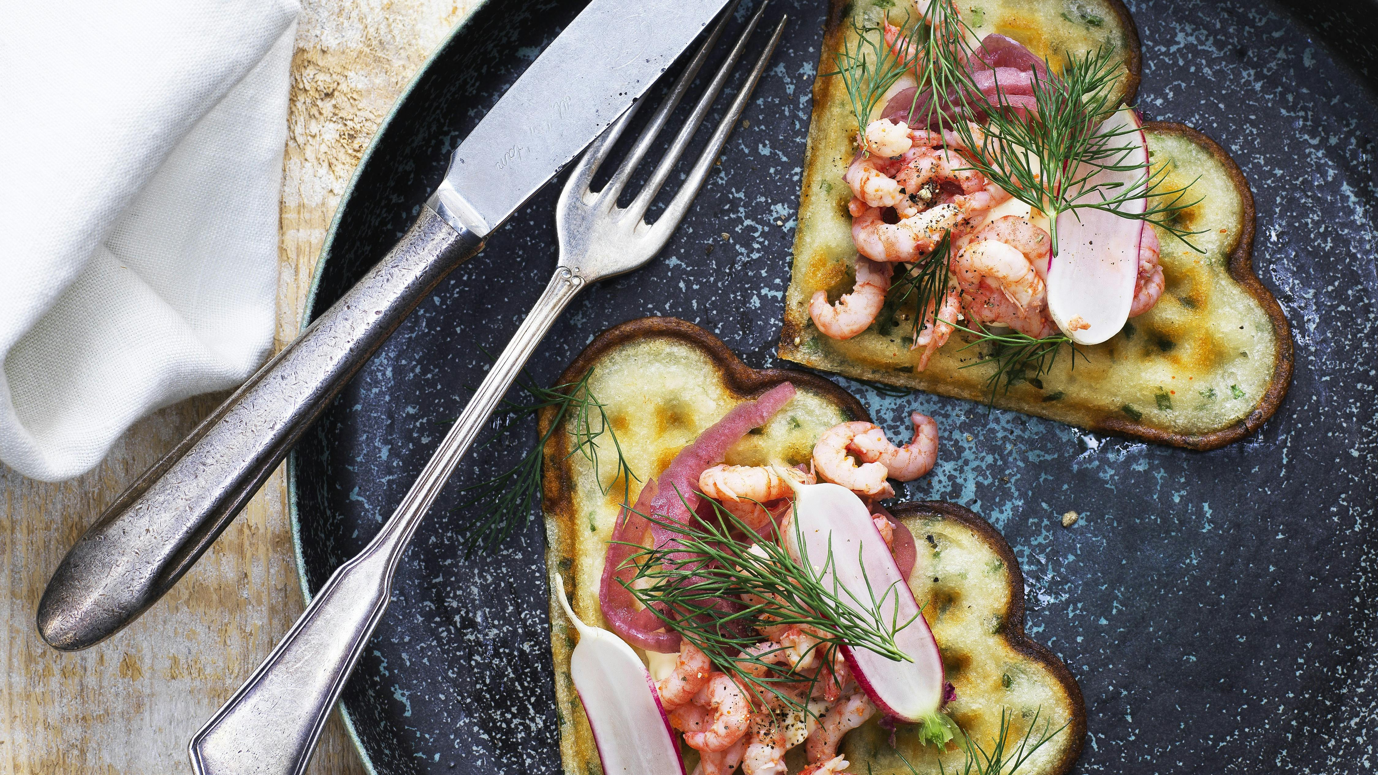 Sprøde urtevafler med fjordrejer og creme fraiche