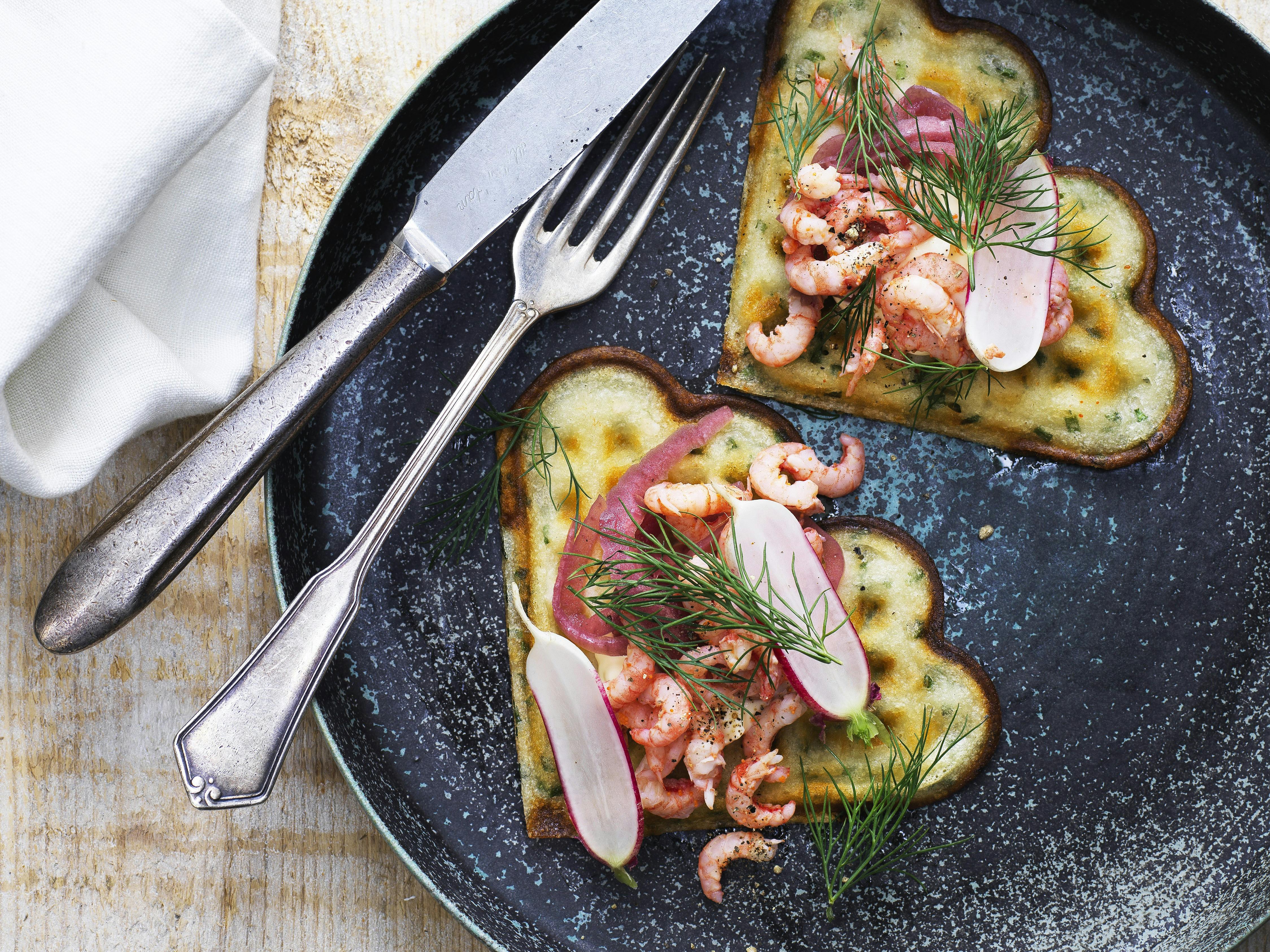 Sprøde urtevafler med fjordrejer og creme fraiche