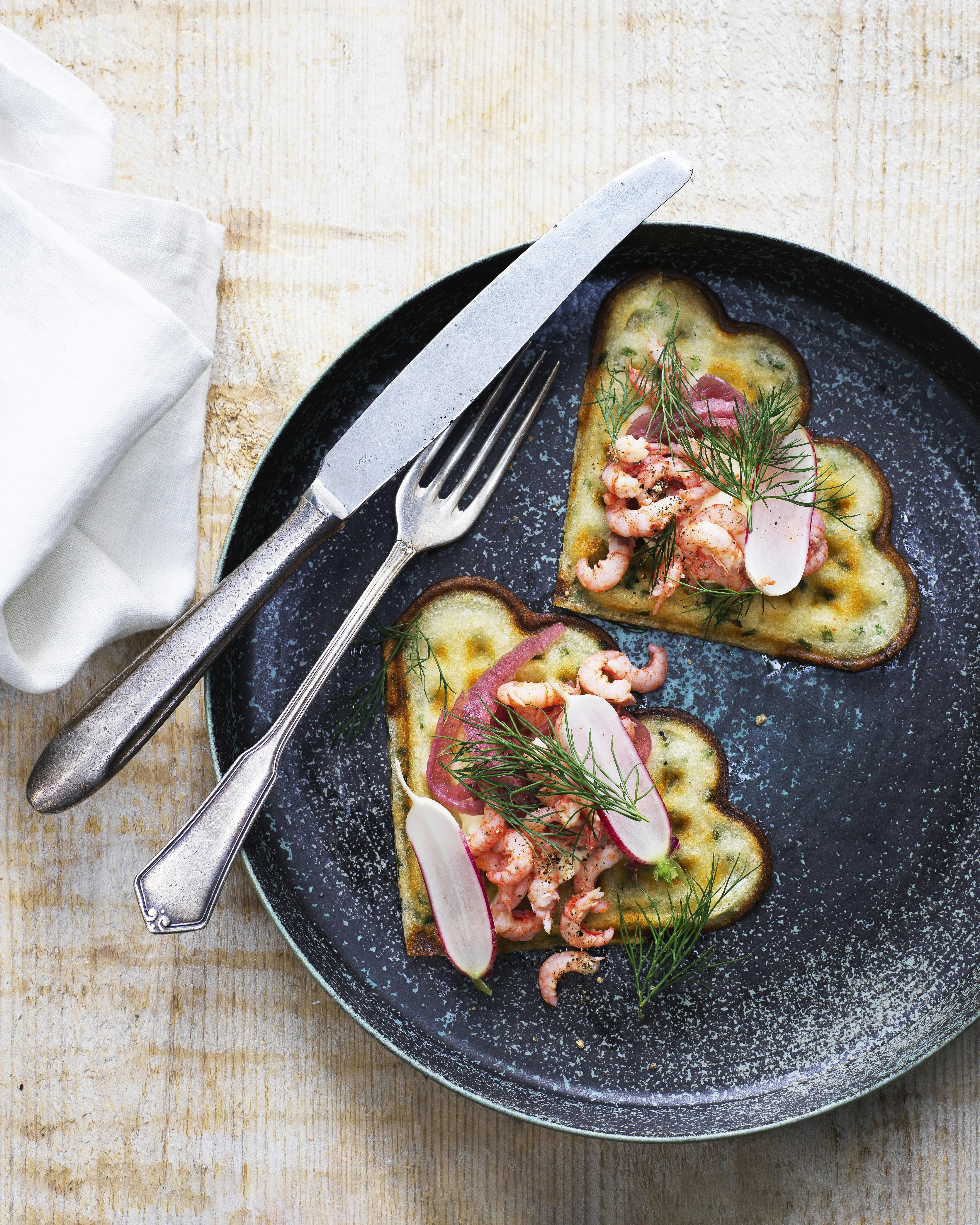 Sprøde urtevafler med fjordrejer og creme fraiche