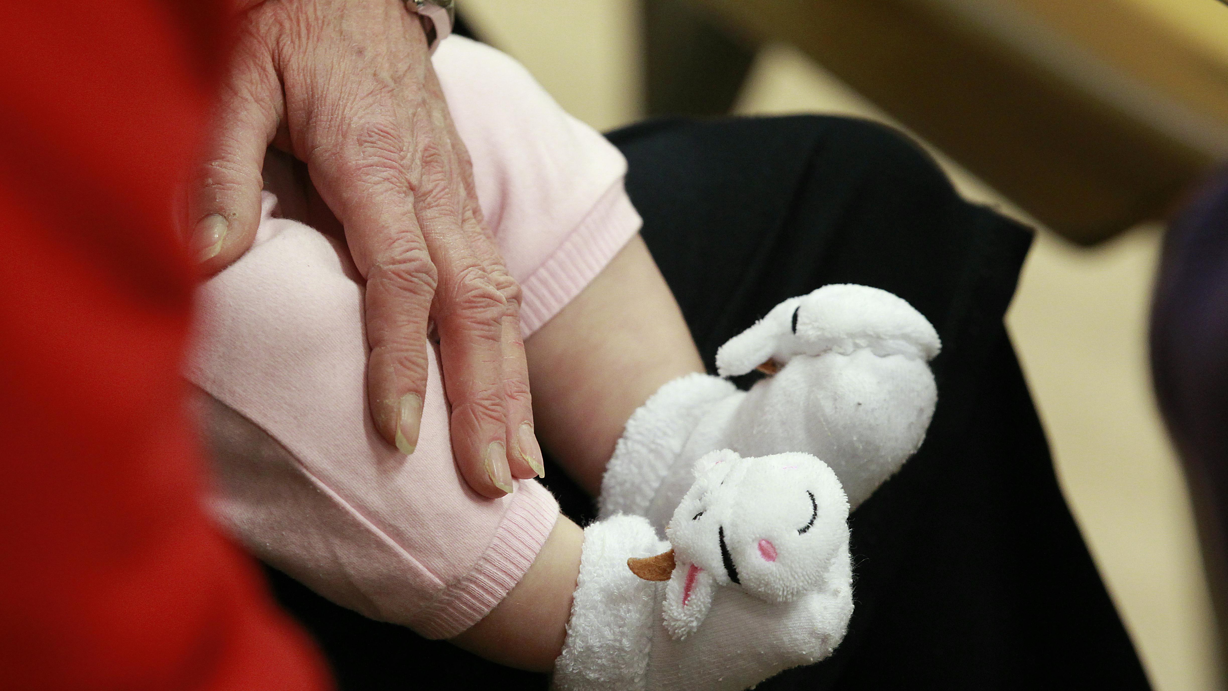 Bedstemor holder baby