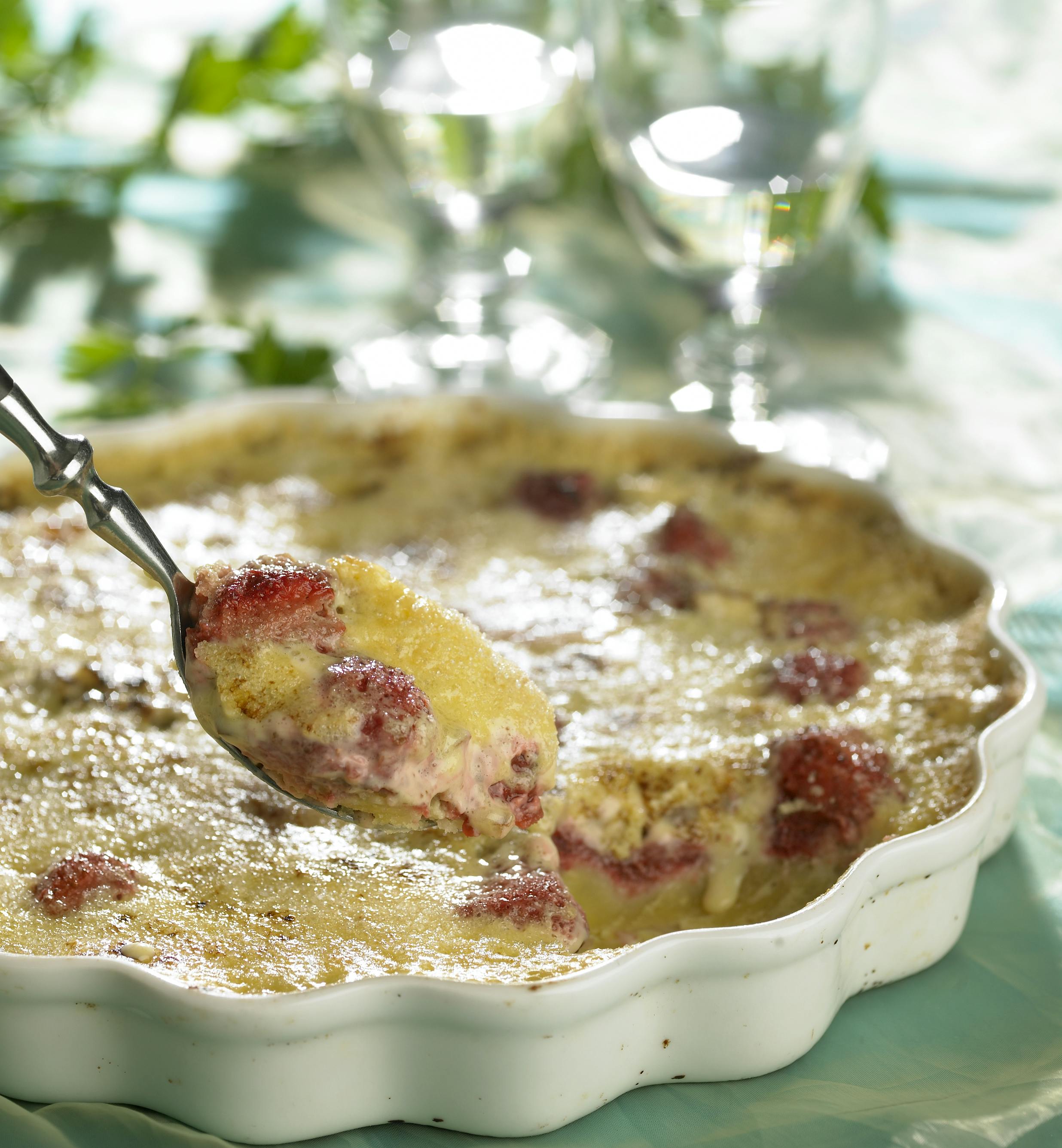 Crème brûlée-tærte med friske jordbær
