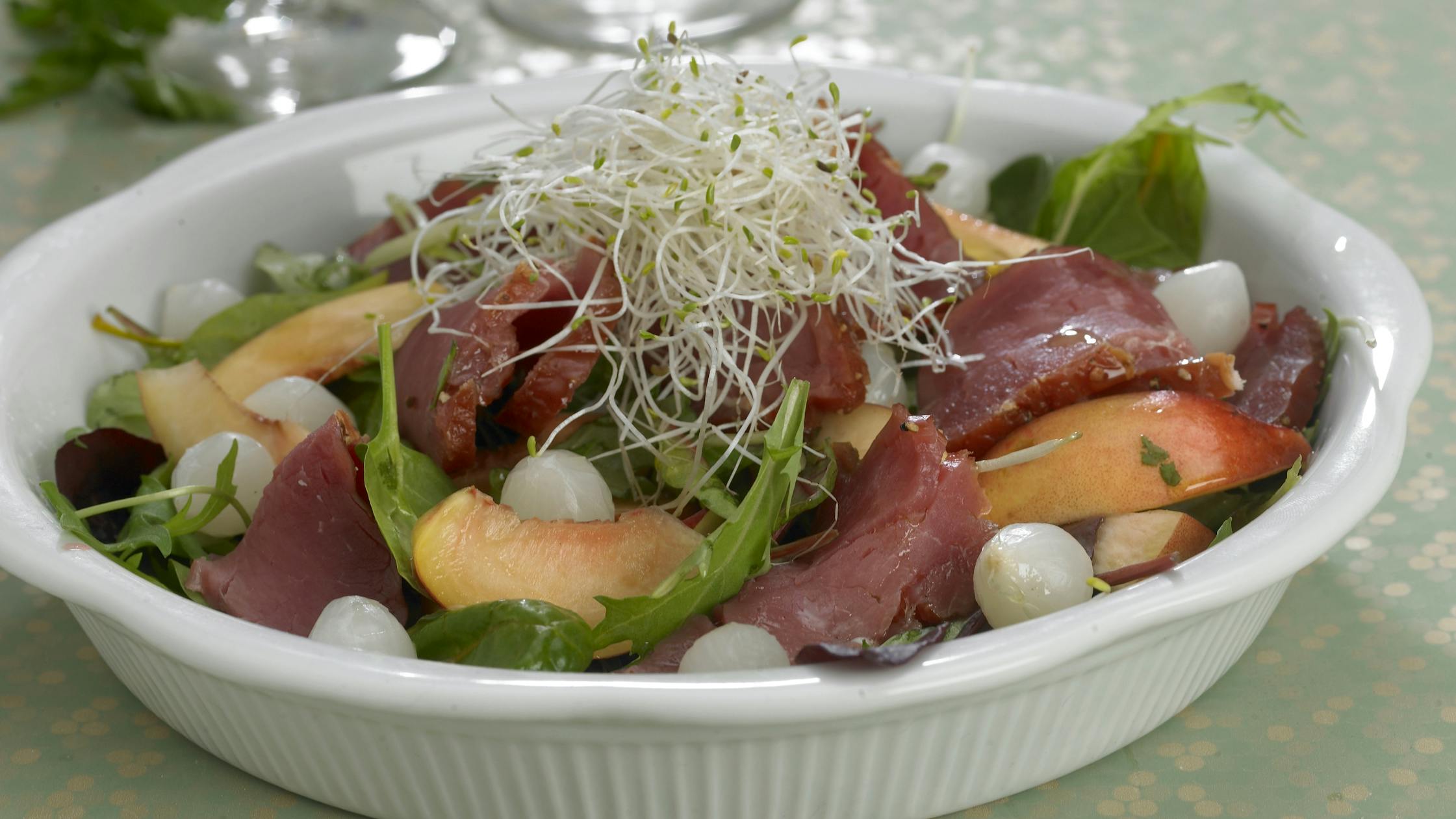 Pinsesalat med røget mørbrad og nektariner