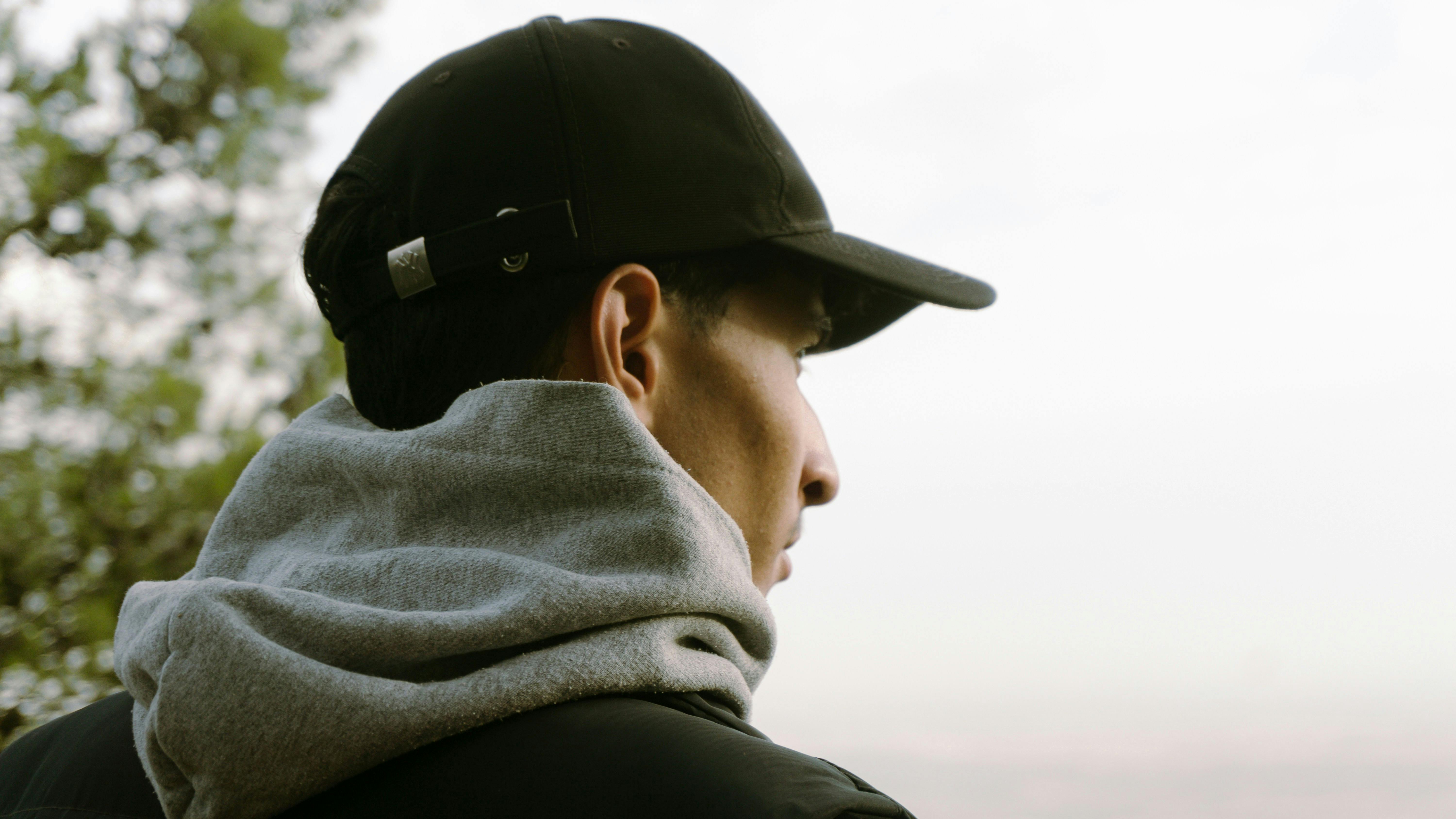 Ung mand set fra siden